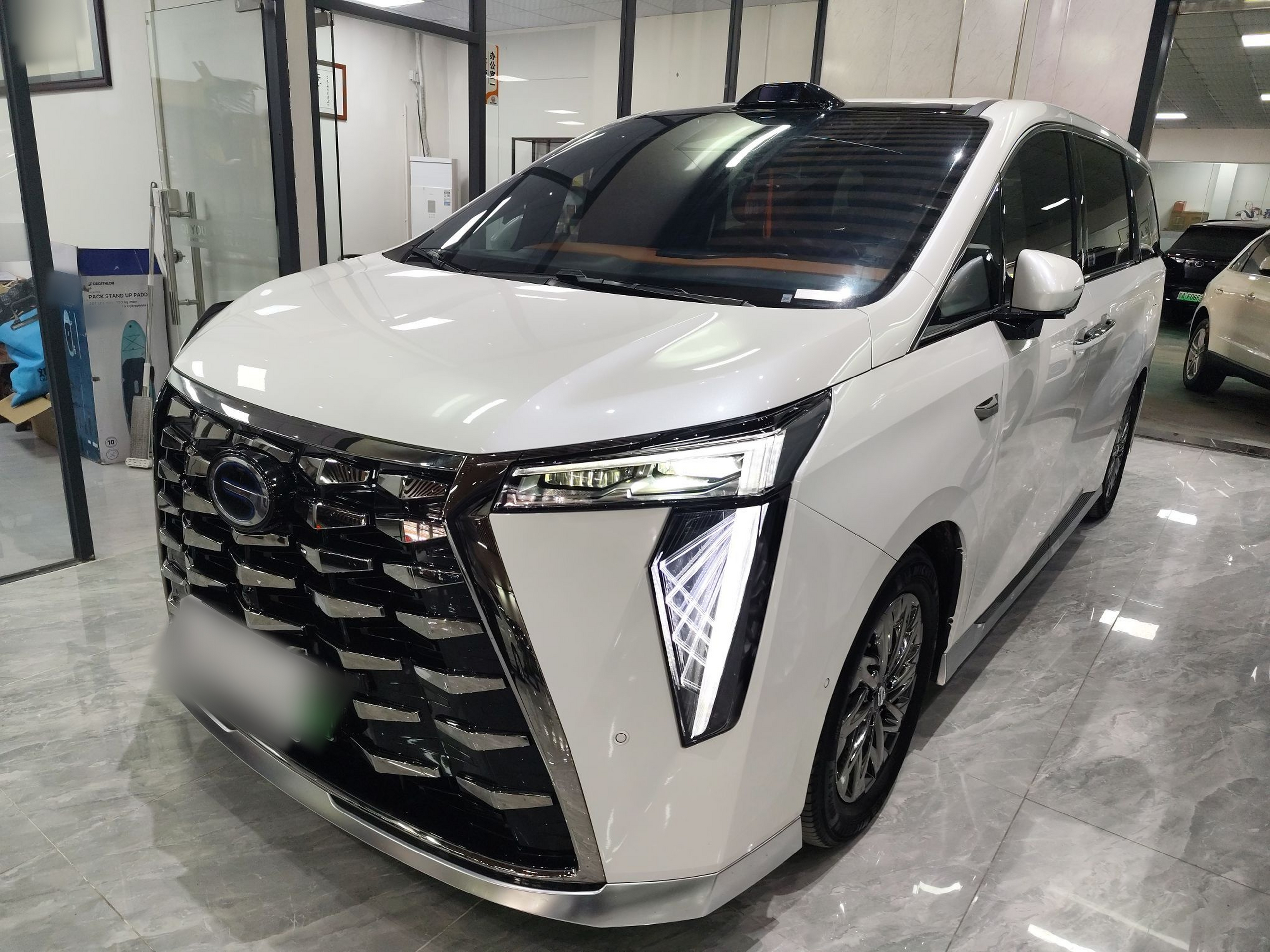 تحت مقدمة السيارة