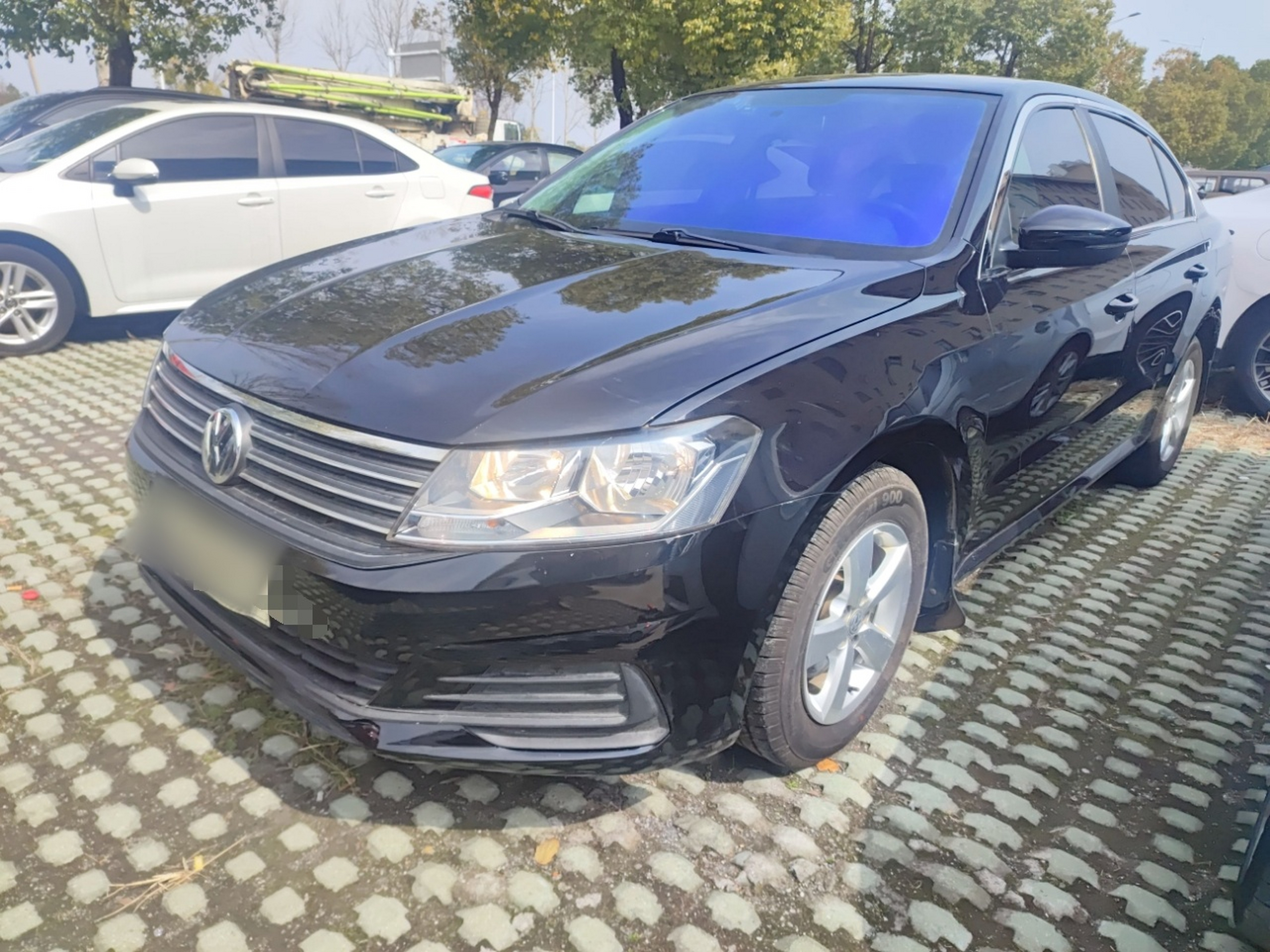 Под передней частью автомобиля