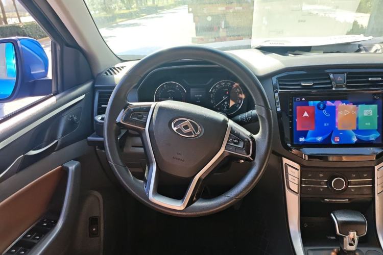 Used SAIC MAXUS T70 2019 2.0T Diesel Automatic Two-Wheel Drive Comfort Edition with Long Bed and High Ground Clearance
