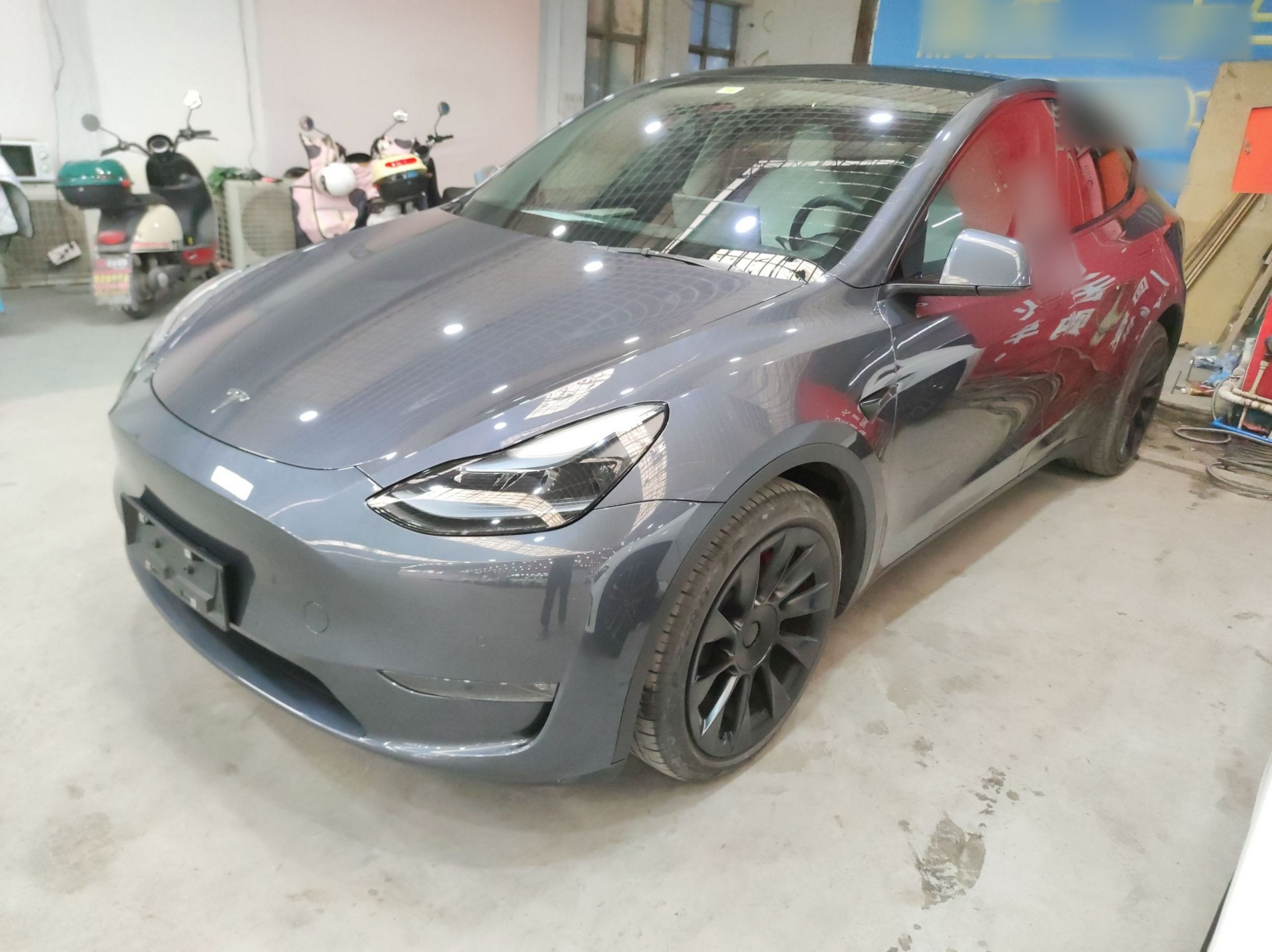 تحت مقدمة السيارة