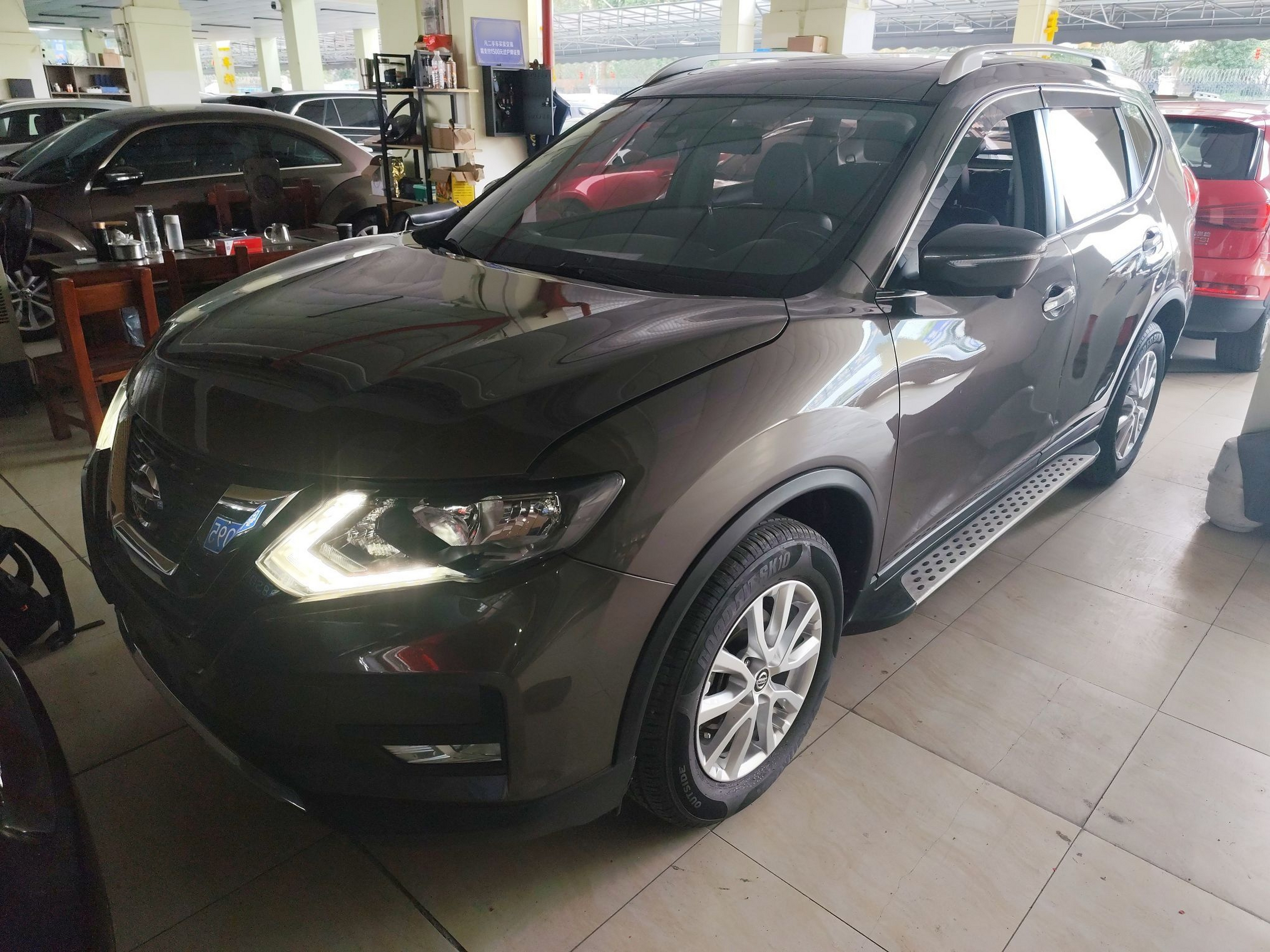 Под передней частью автомобиля