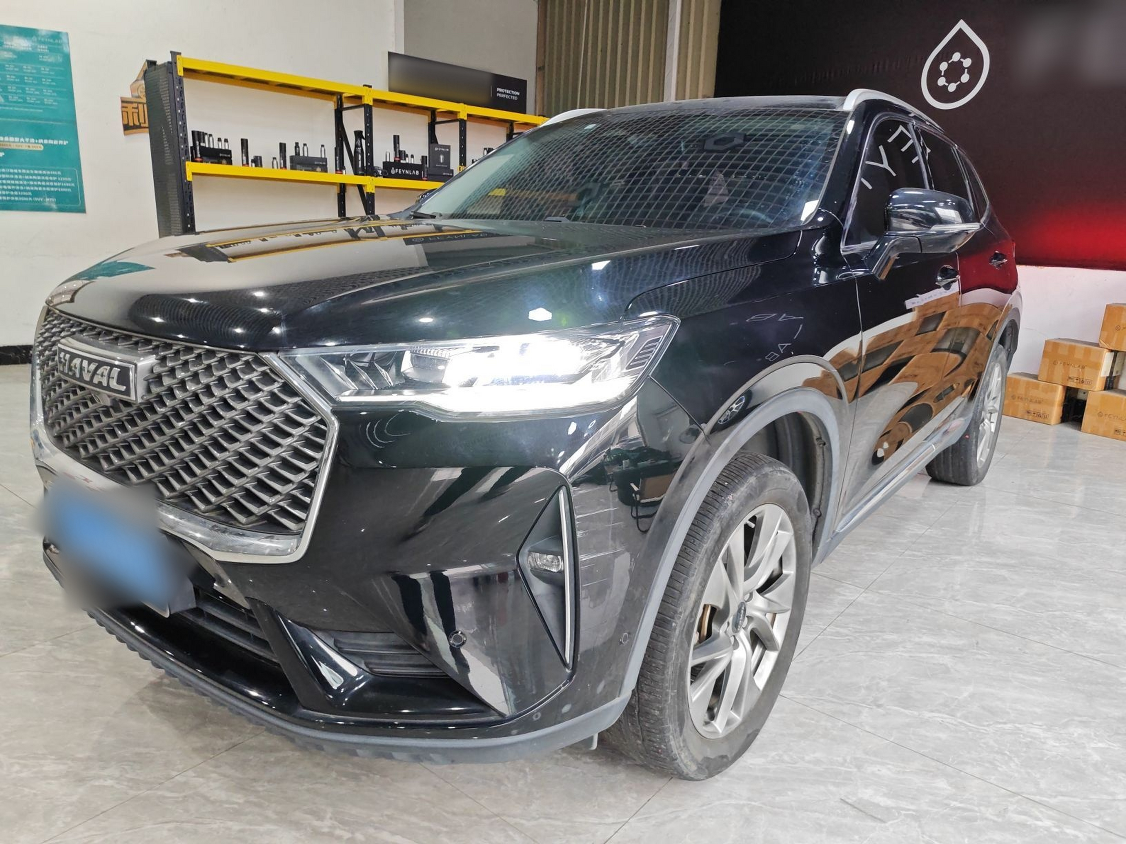 تحت مقدمة السيارة