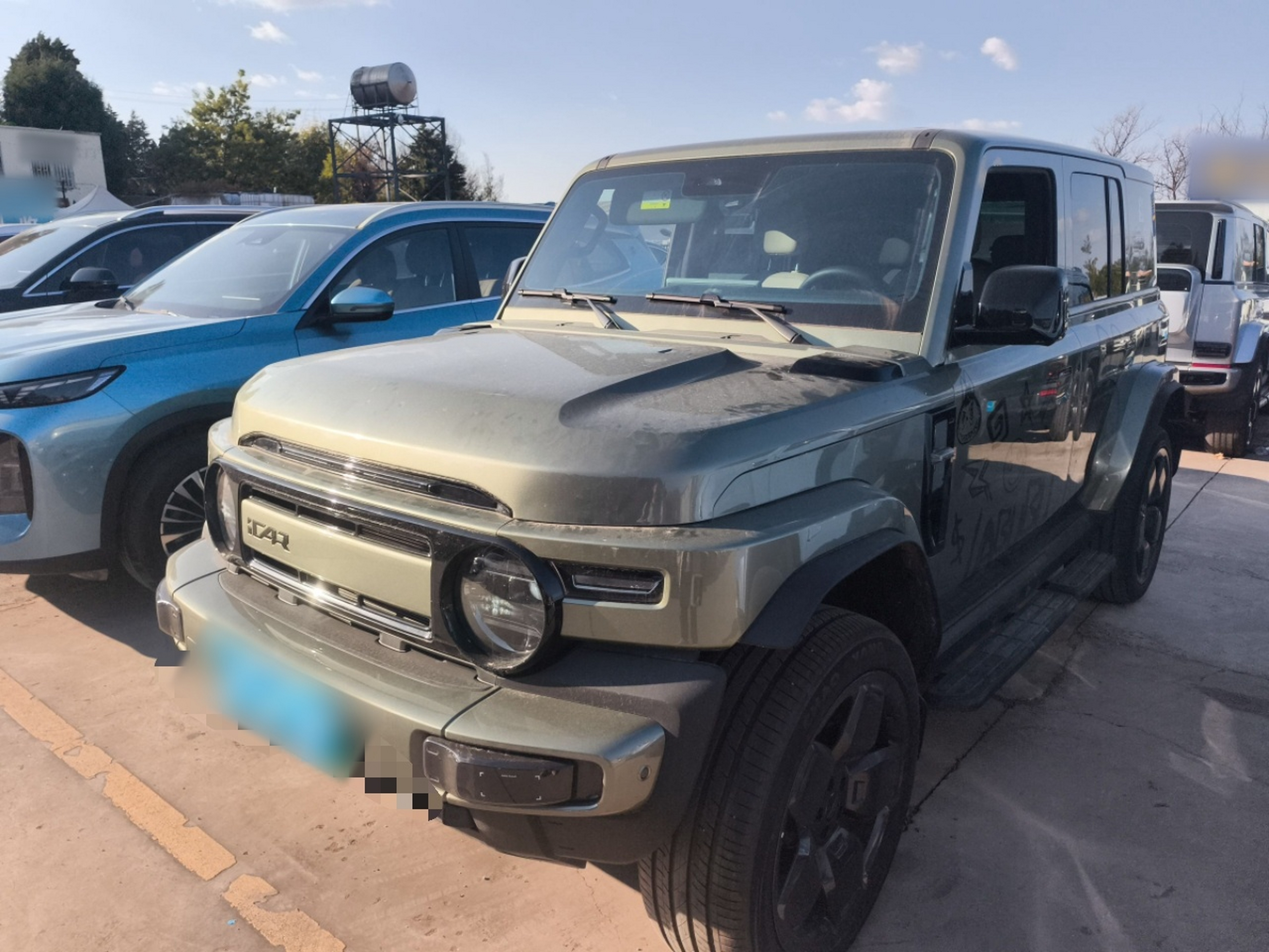 تحت مقدمة السيارة