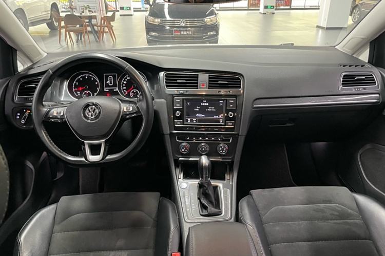 Used Volkswagen Golf 2018 230TSI Automatic Luxury Version
