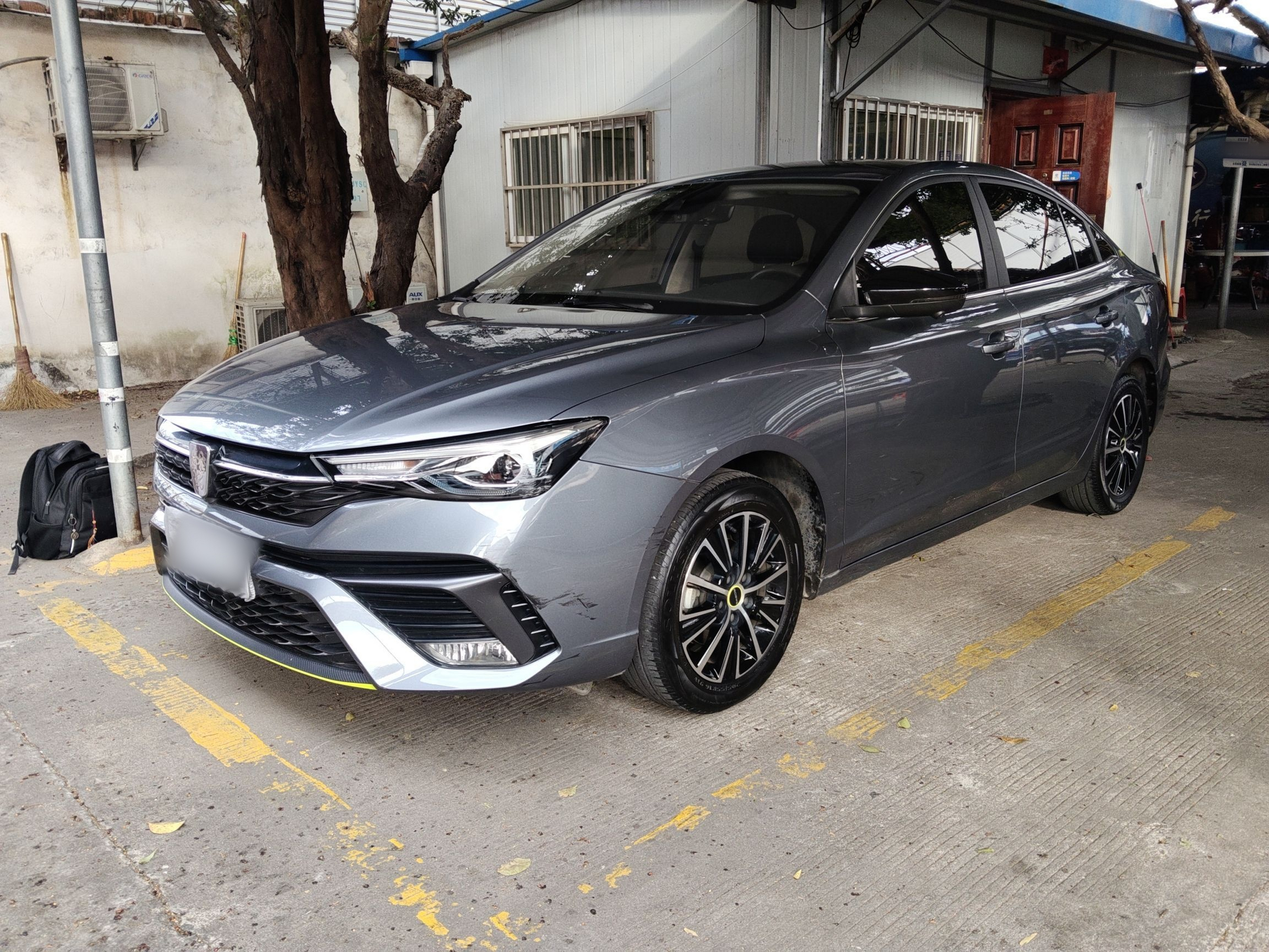 Под передней частью автомобиля