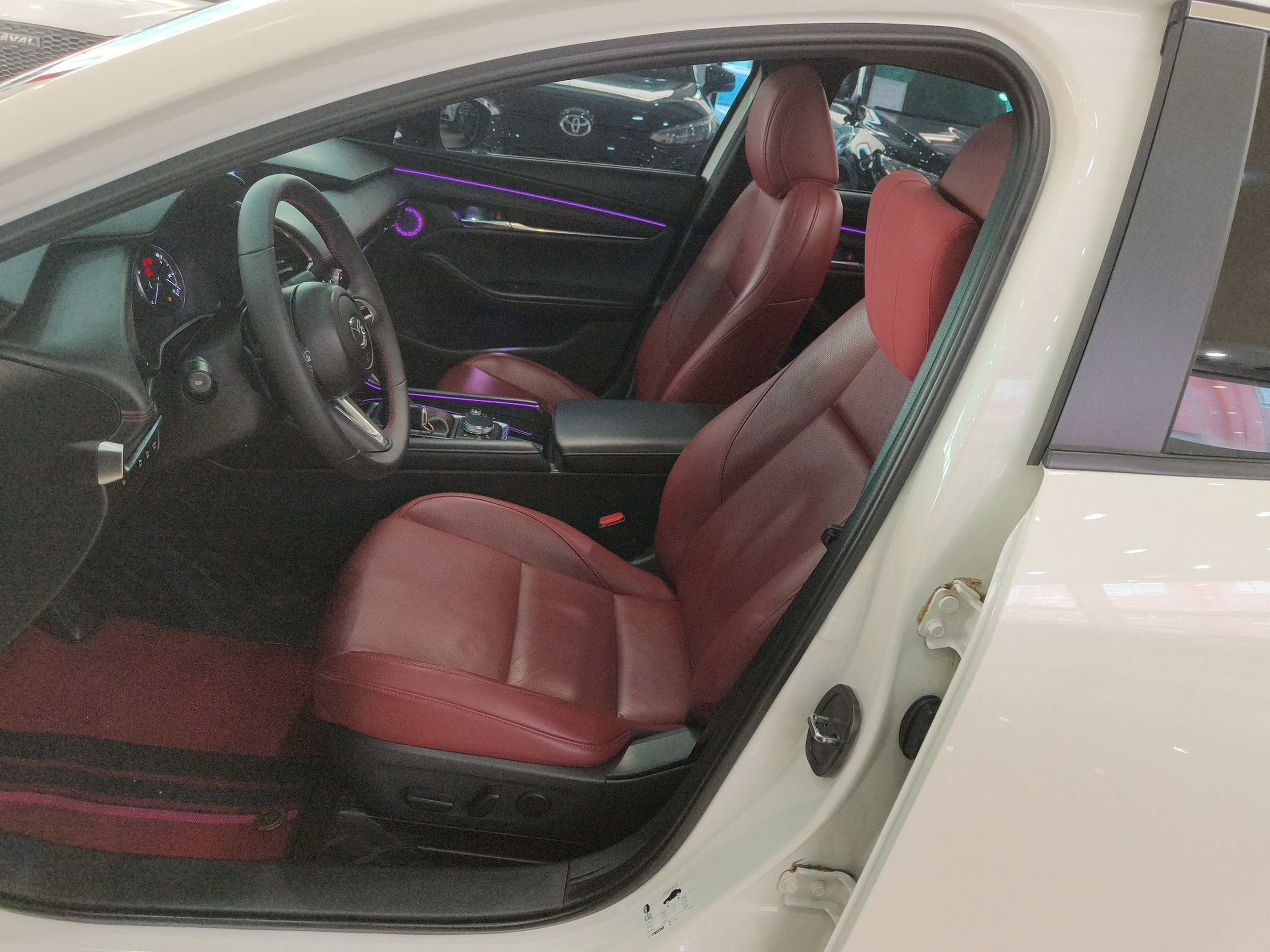 المقاعد الأمامية داخل السيارة