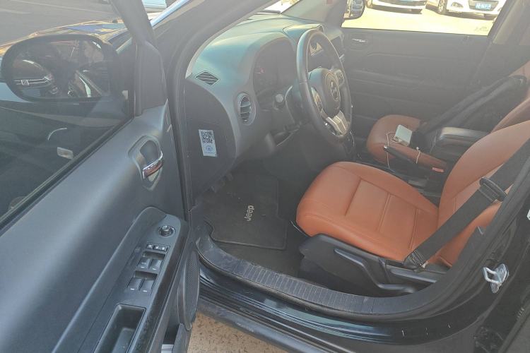 Used  Compass 2014 Revised Version 2.0L Two-Wheel Drive Entry-Level Edition
