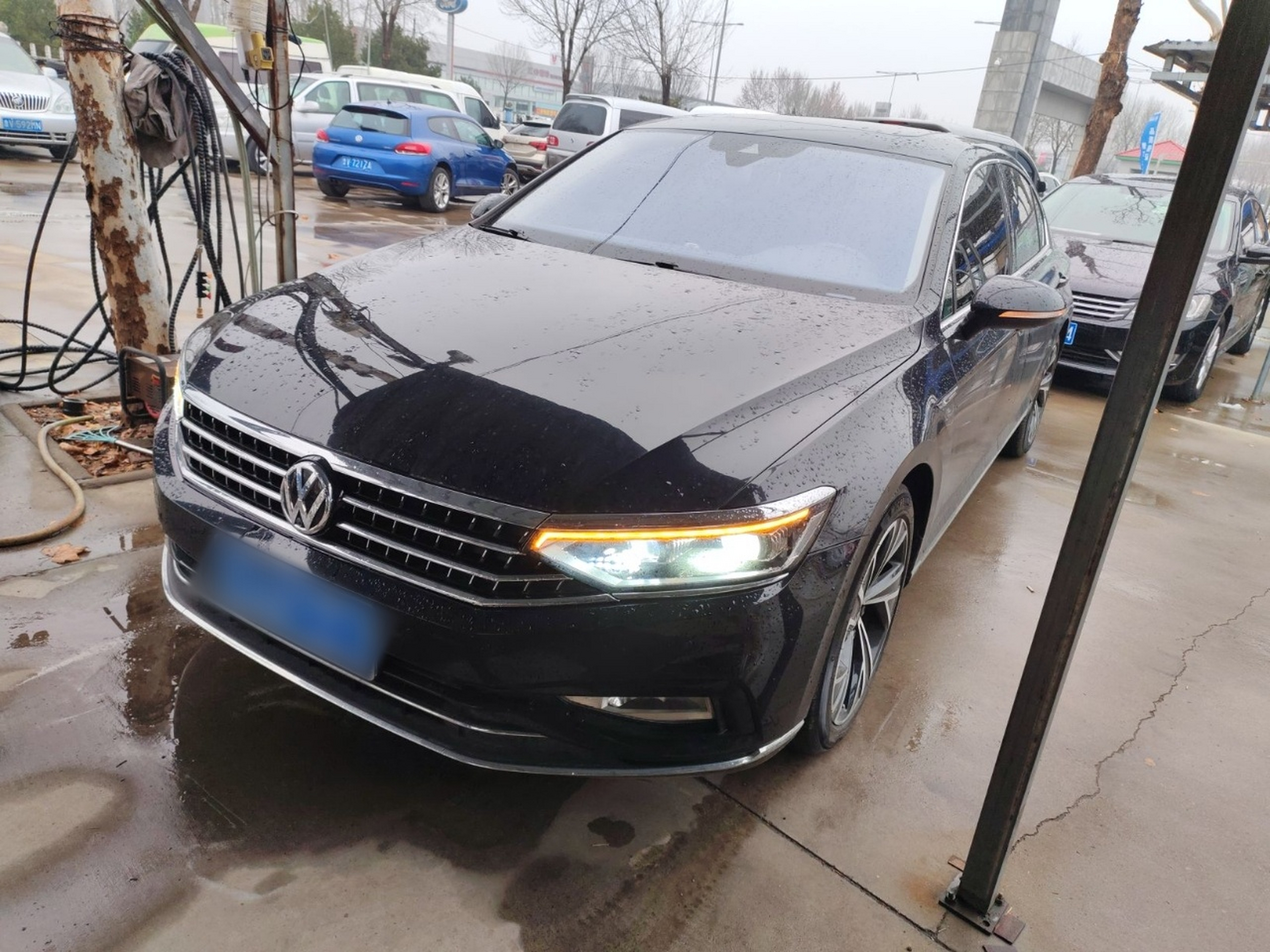 تحت مقدمة السيارة