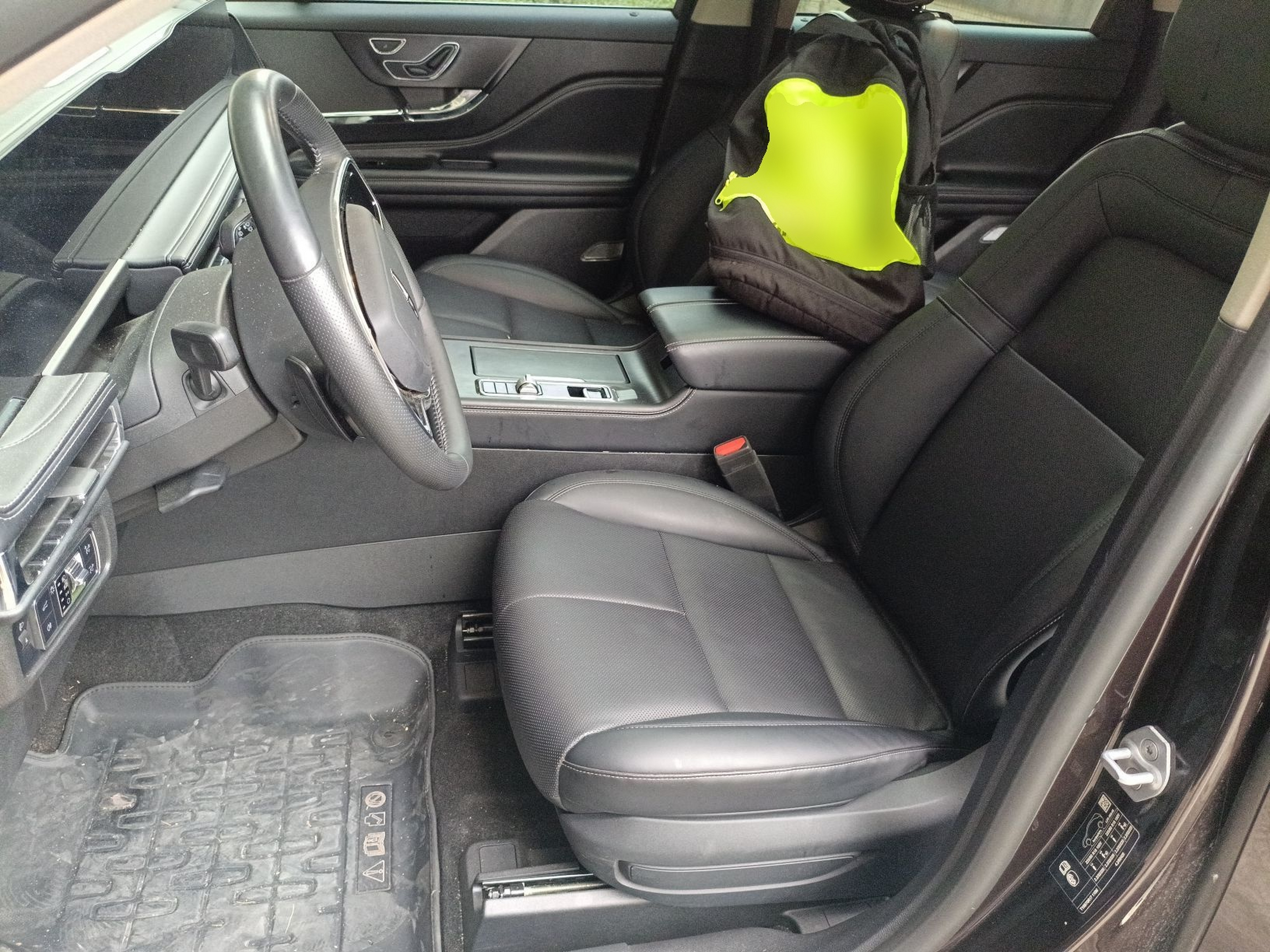 المقاعد الأمامية داخل السيارة