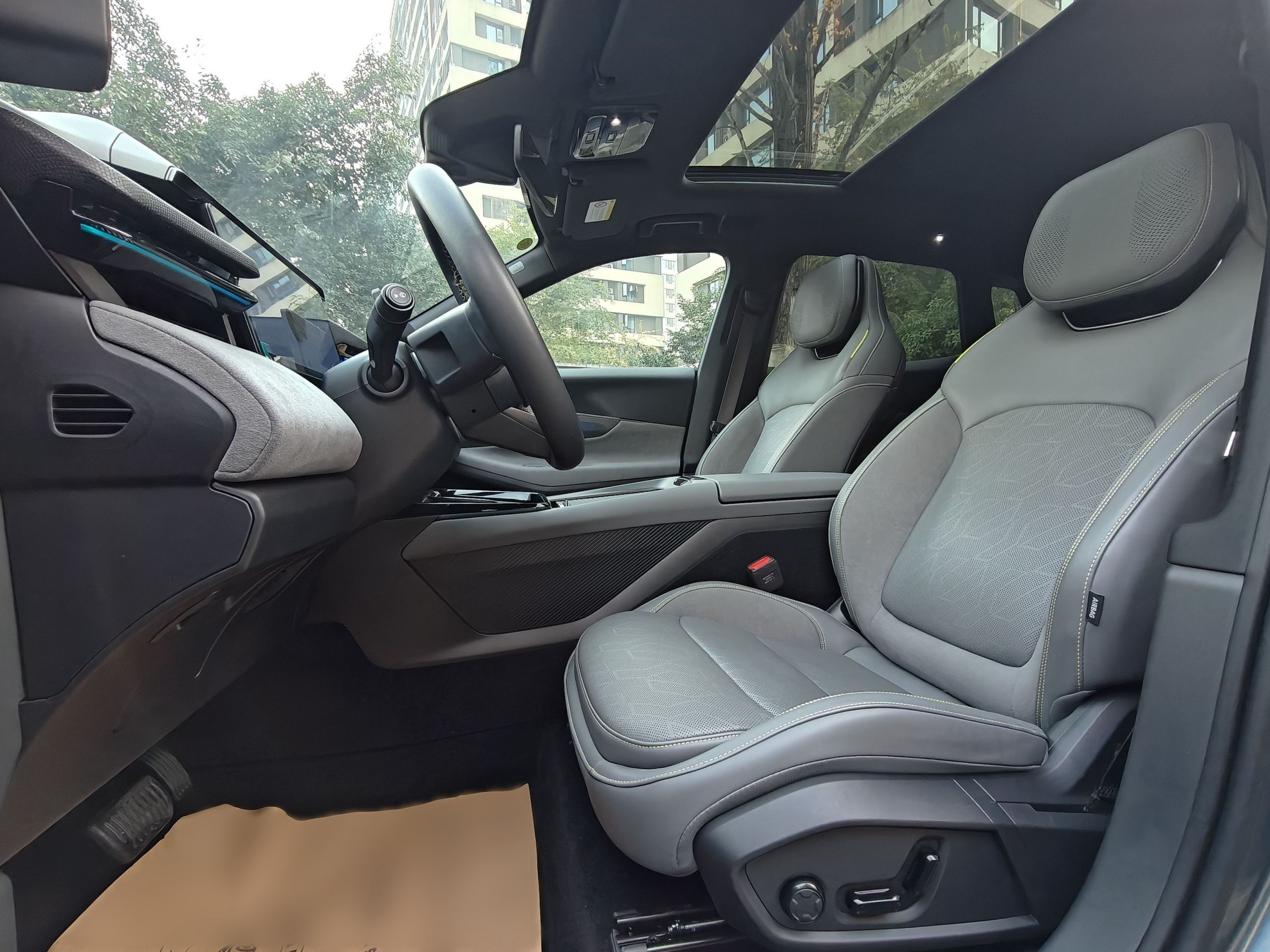 المقاعد الأمامية داخل السيارة