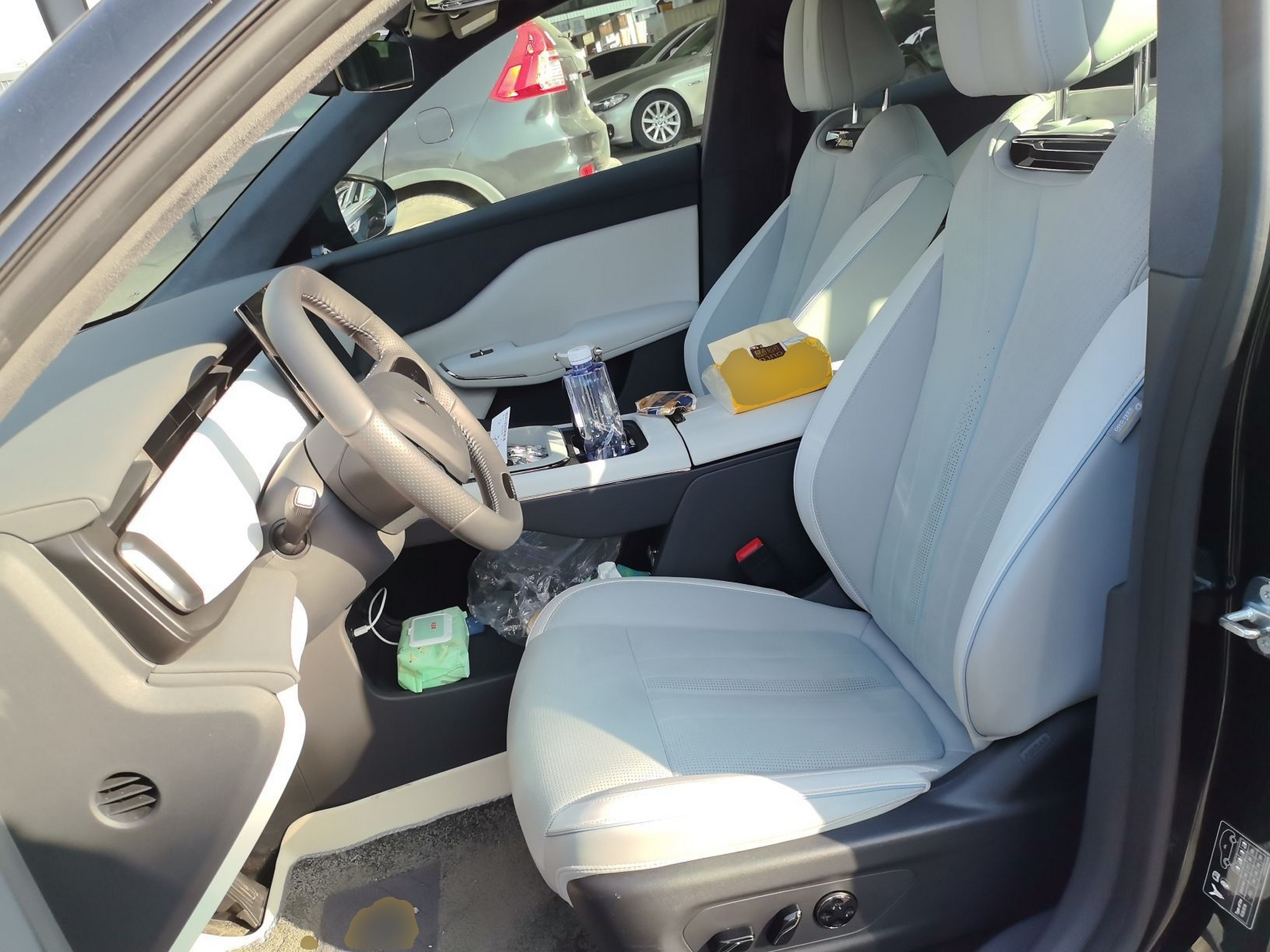 المقاعد الأمامية داخل السيارة