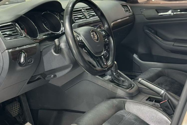 Used Volkswagen Sagitar 2015 230TSI Automatic Luxury Model
