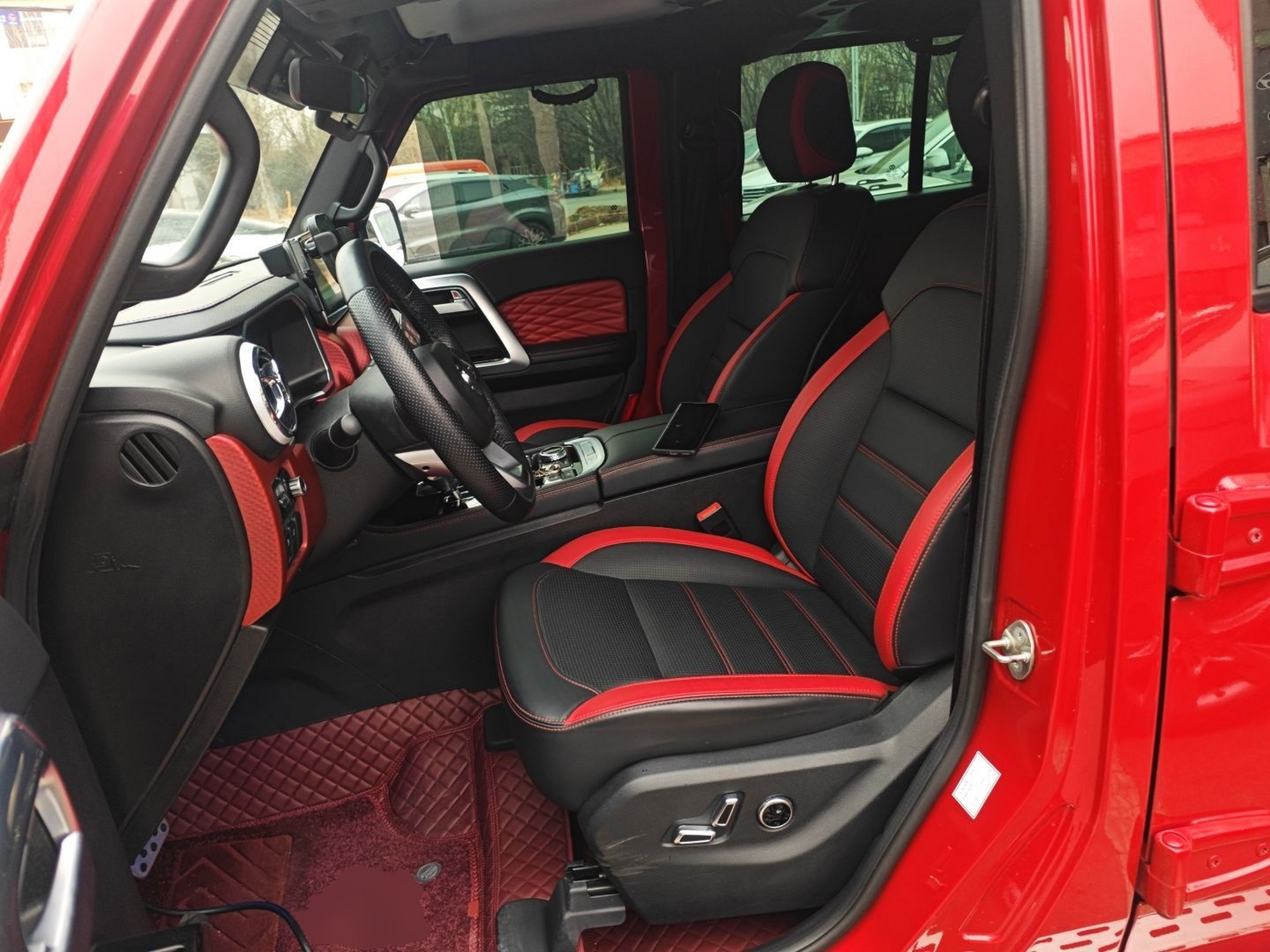 المقاعد الأمامية داخل السيارة