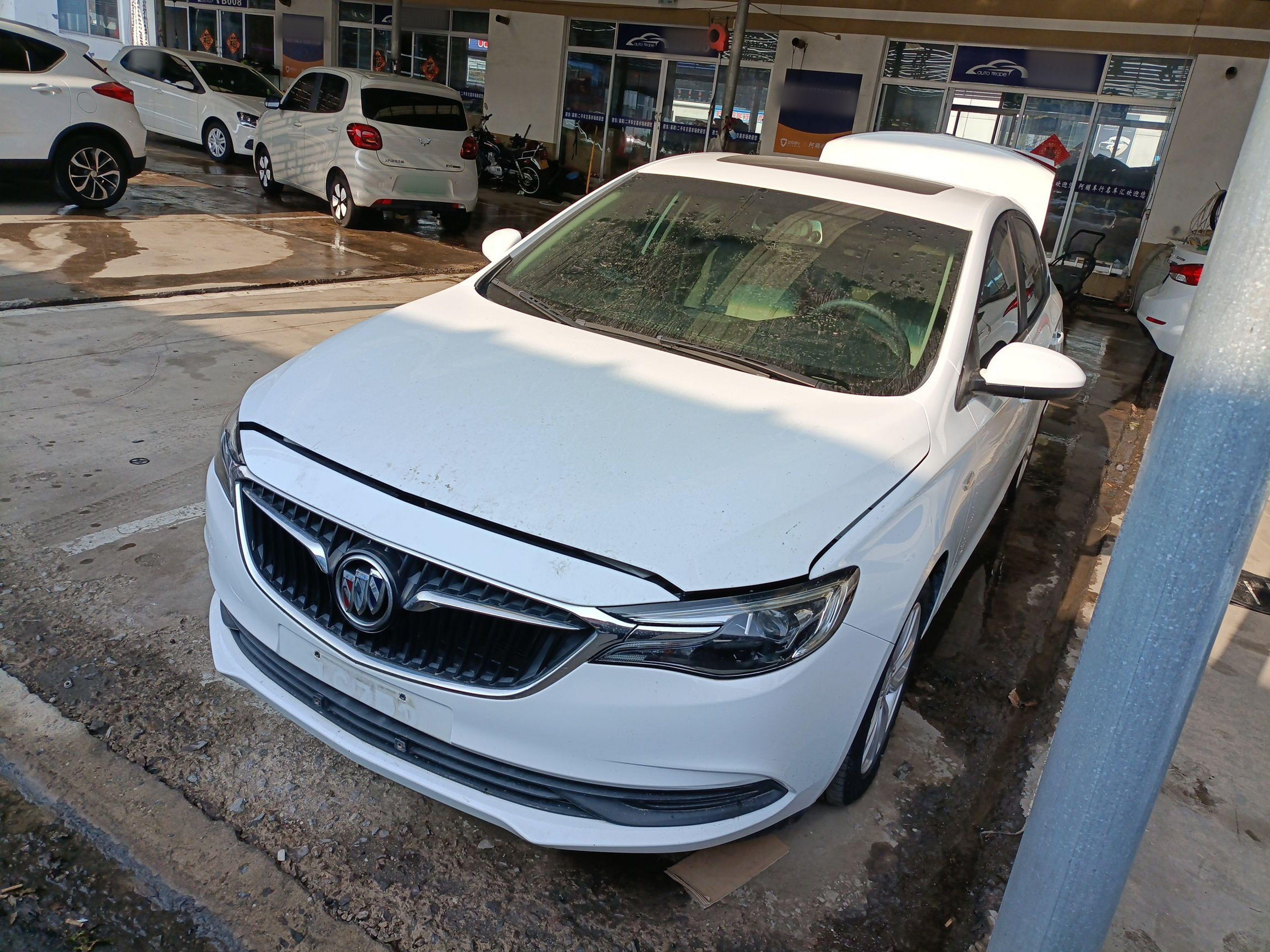 Под передней частью автомобиля