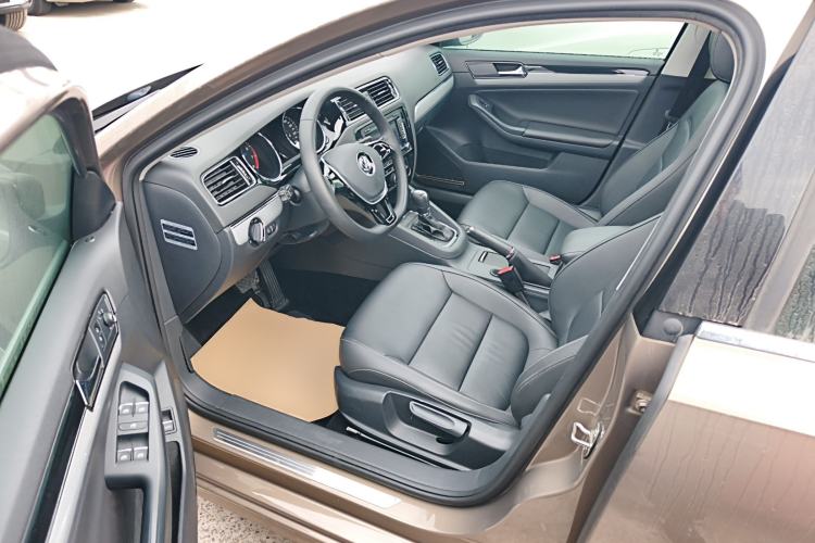 Used Volkswagen Sagitar 2015 1.6L Automatic Comfort Model
