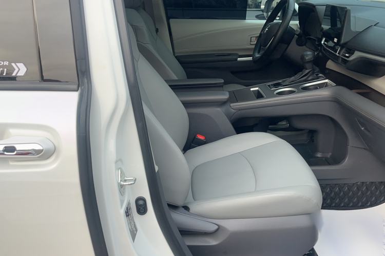 Used Toyota Granvia 2024 2.5L Hybrid Comfort Edition
