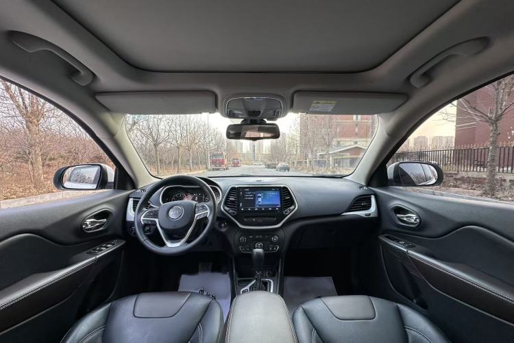 Used  Cherokee 2017 2.4L Leading Edition