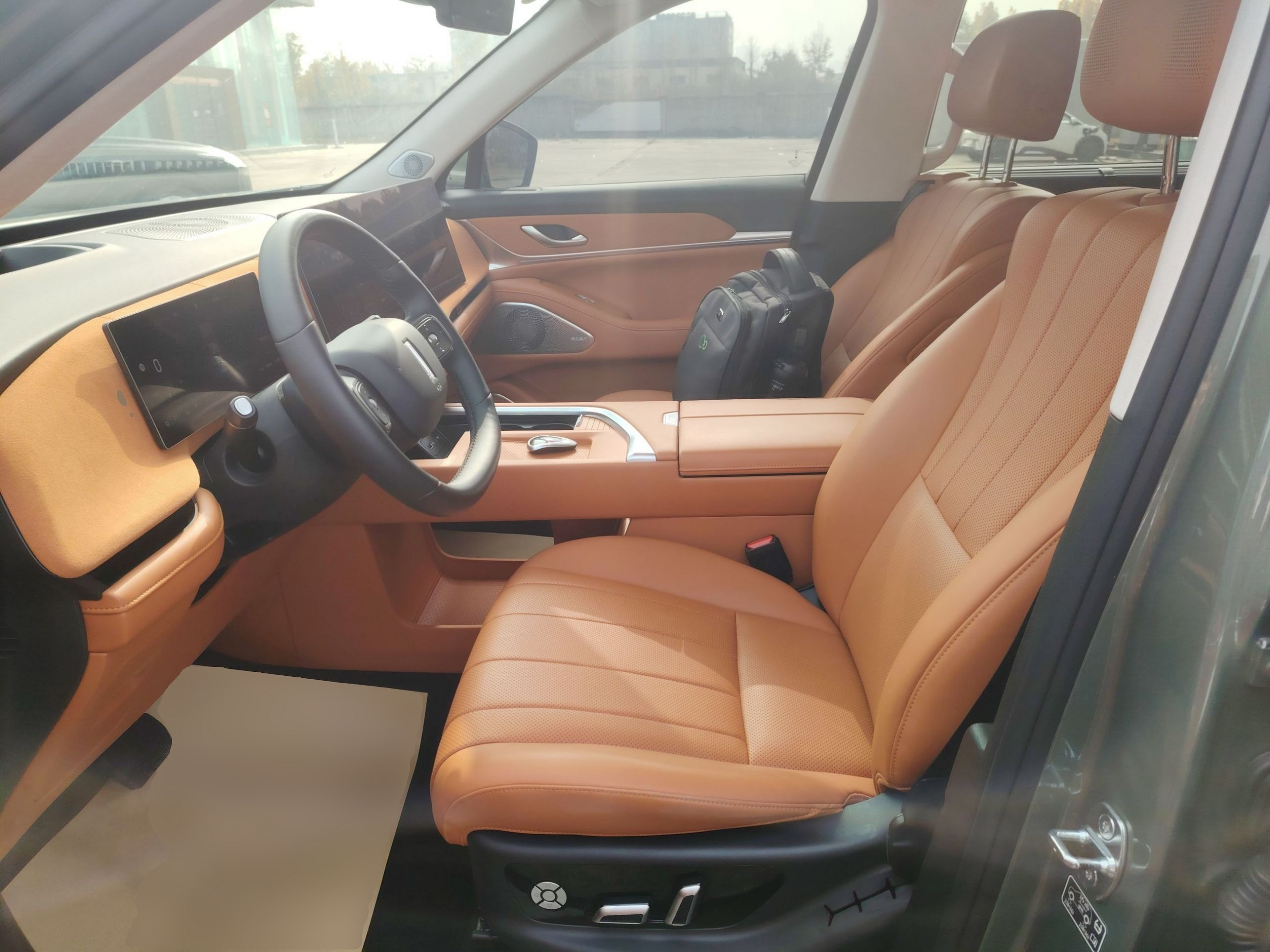 Переднее сиденье в автомобиле