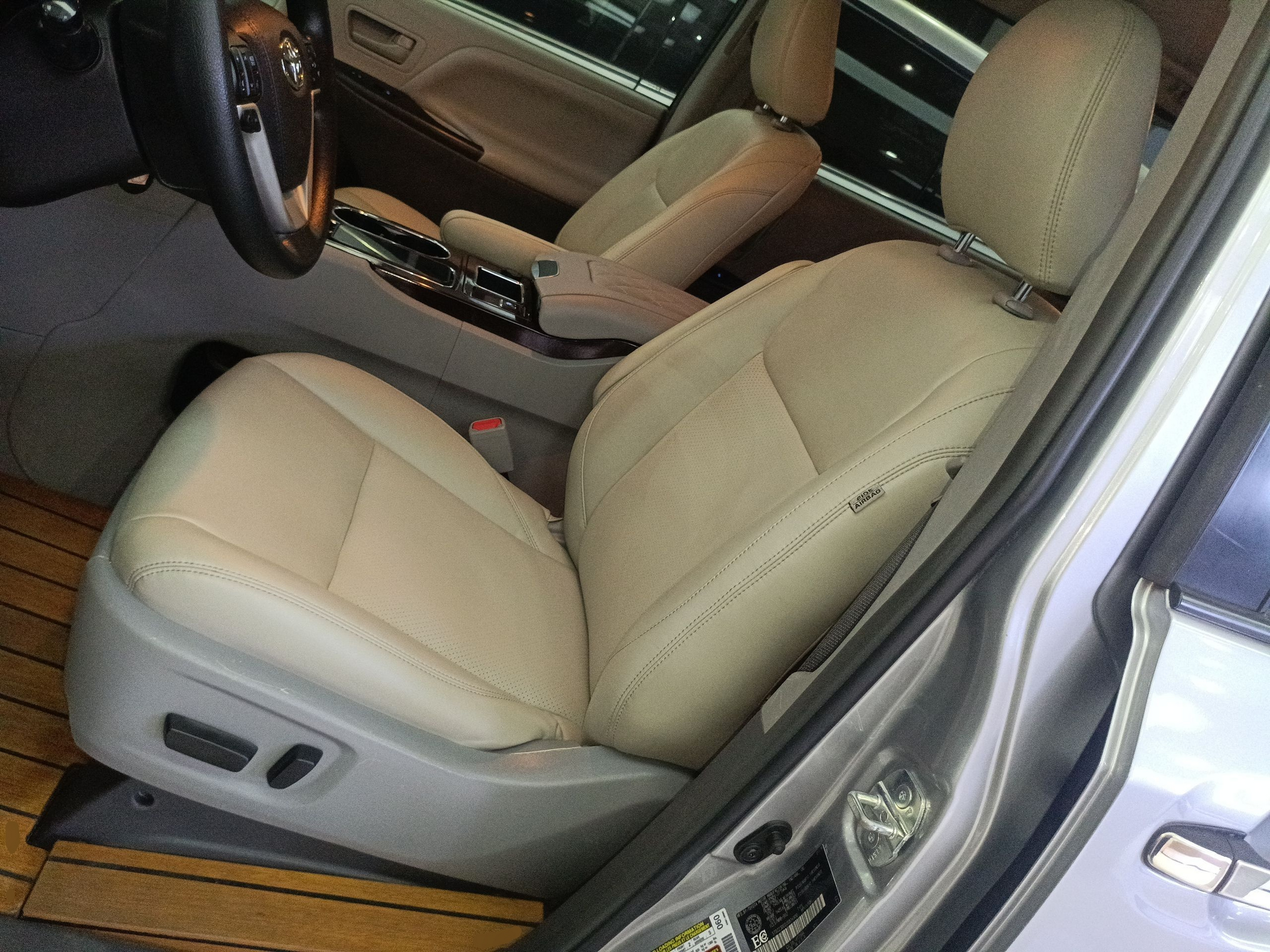 المقاعد الأمامية داخل السيارة