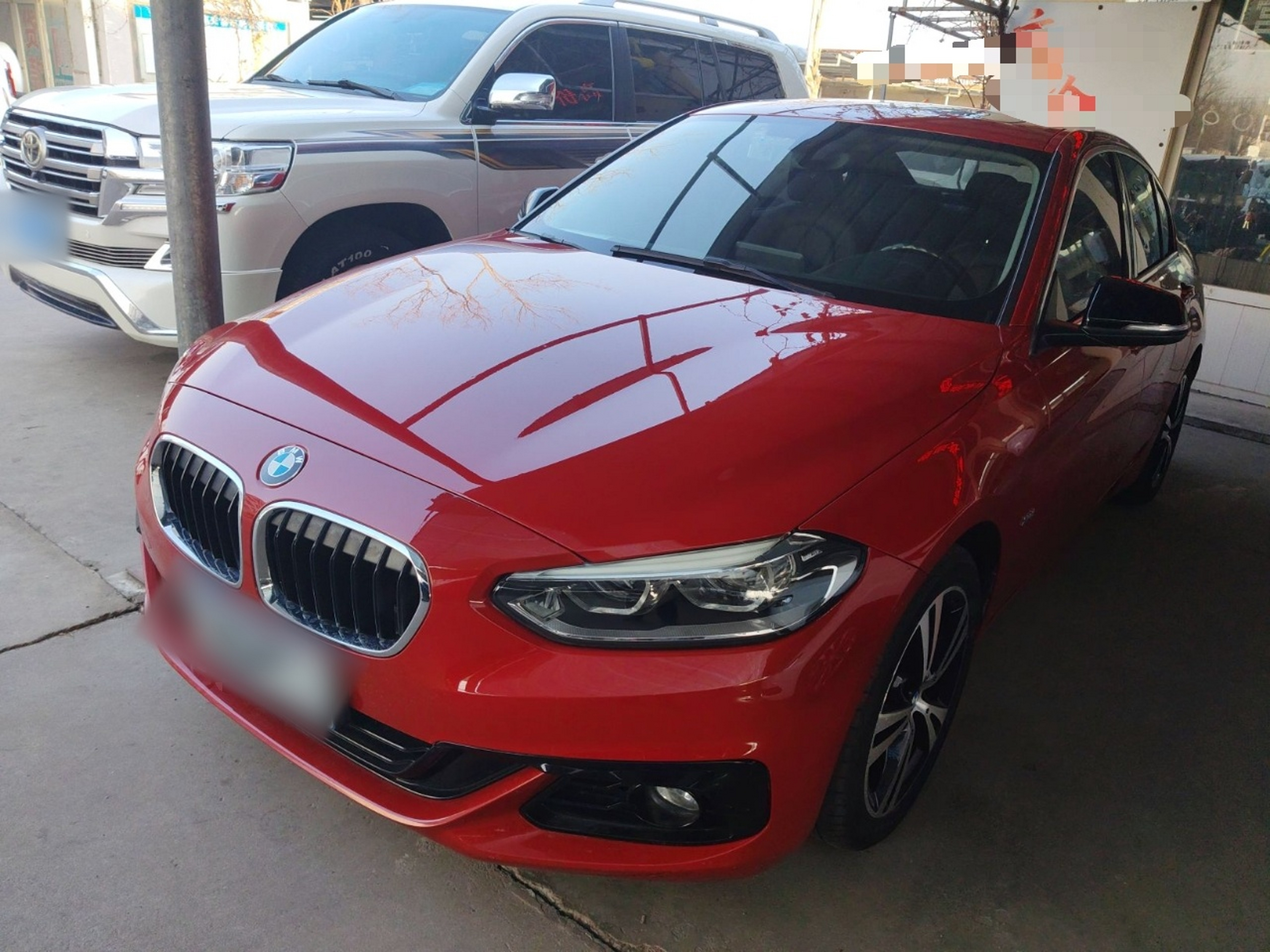 تحت مقدمة السيارة