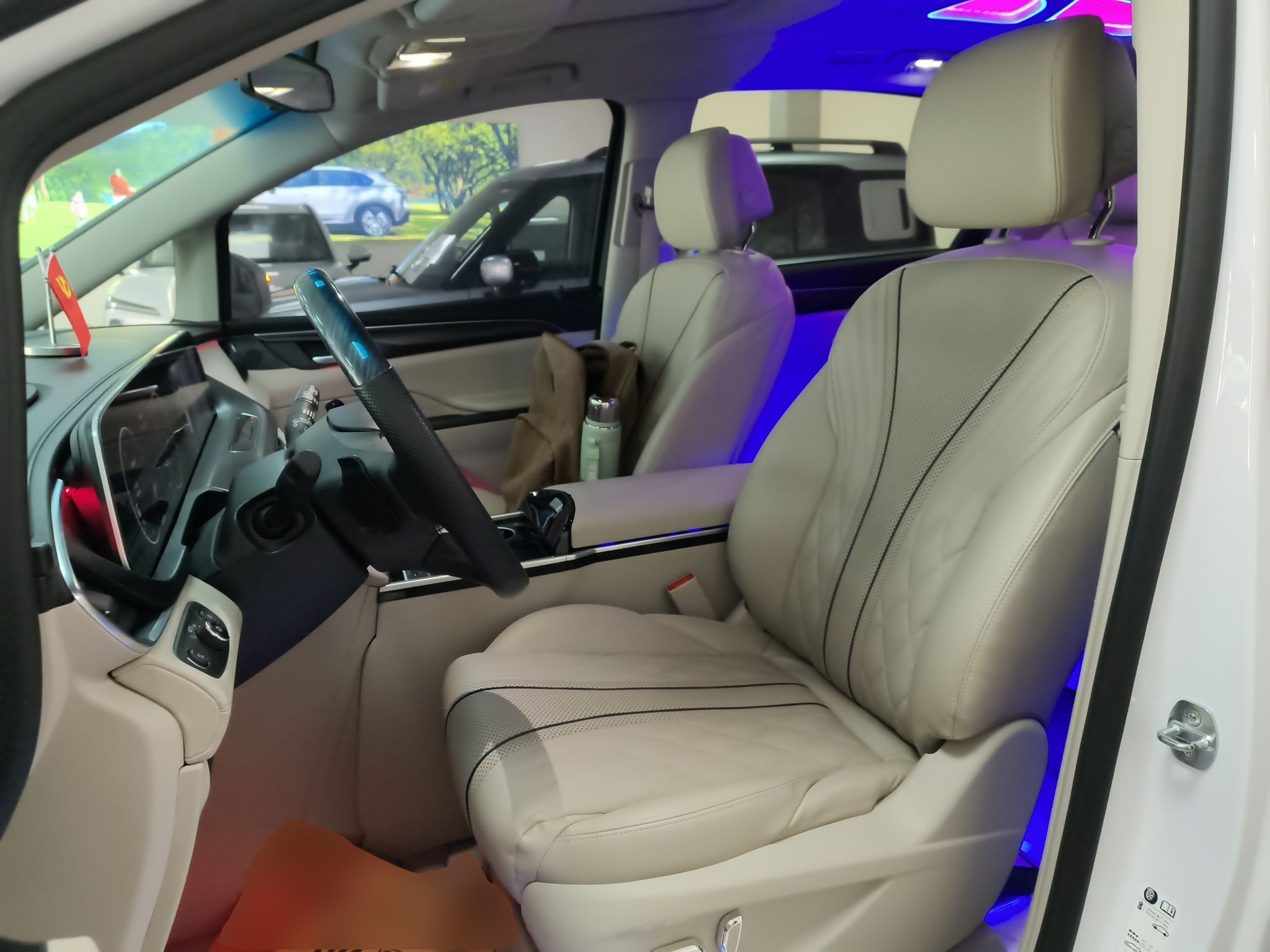 Переднее сиденье в автомобиле