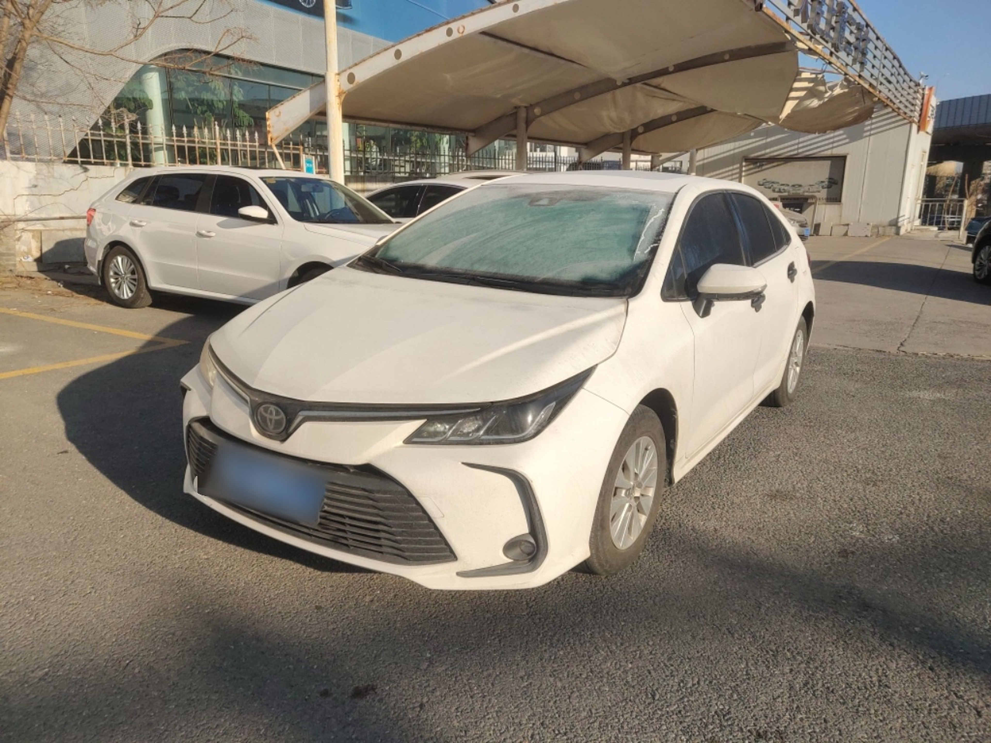 تحت مقدمة السيارة