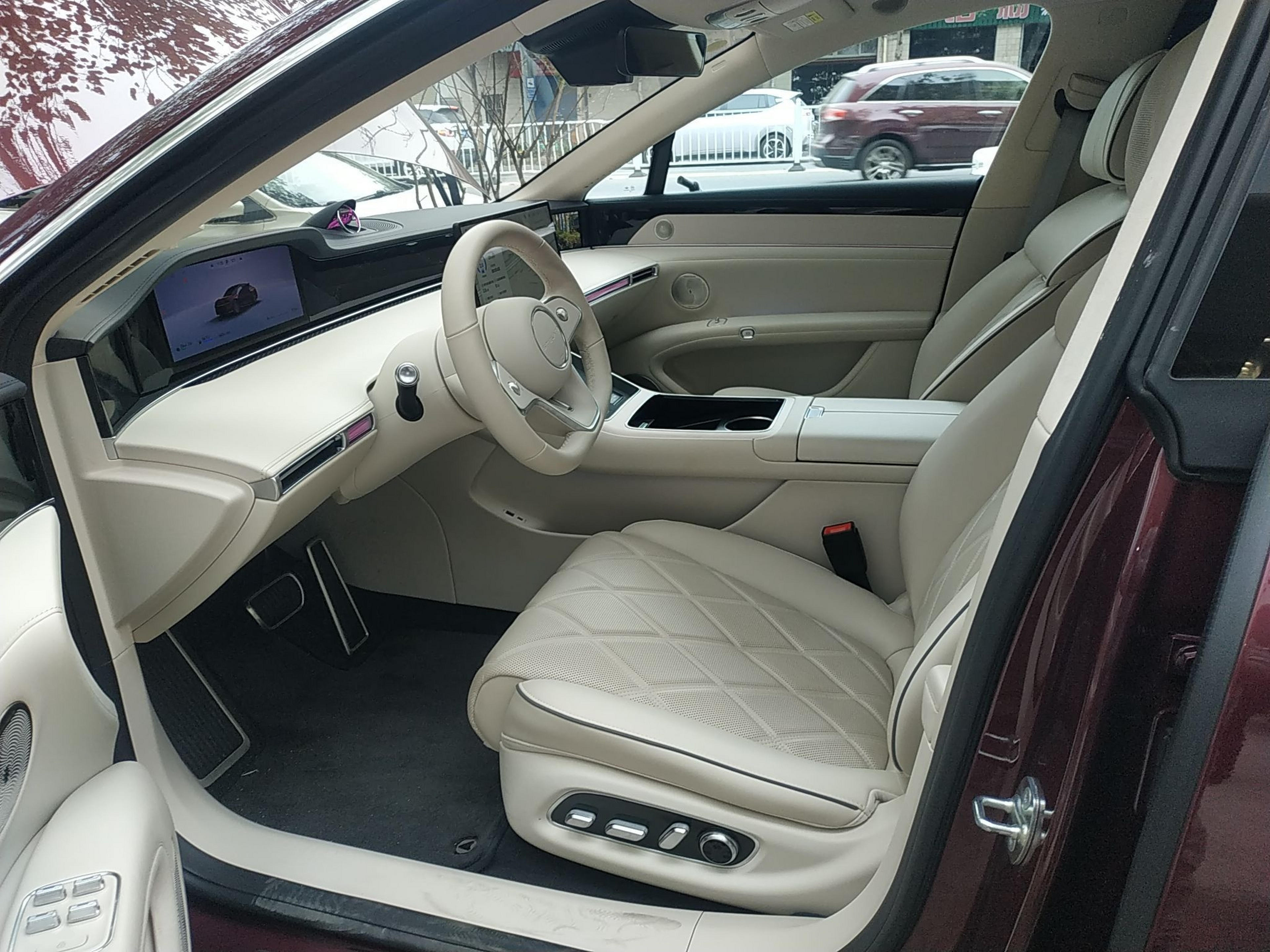 المقاعد الأمامية داخل السيارة