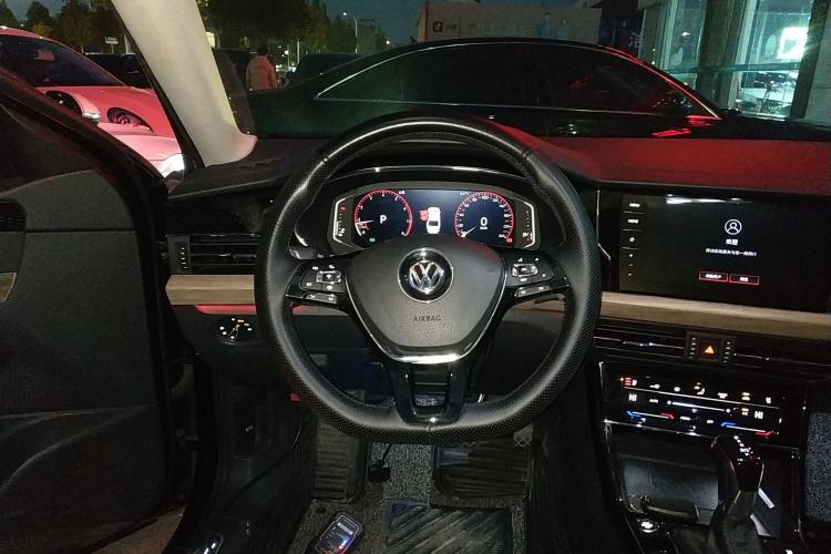 Used Volkswagen Passat 2020 330TSI Luxury Edition China VI
