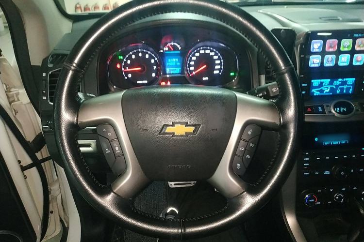 Used Chevrolet Captiva 2015 2.4L 4x4 Flagship Edition 7-Seater
