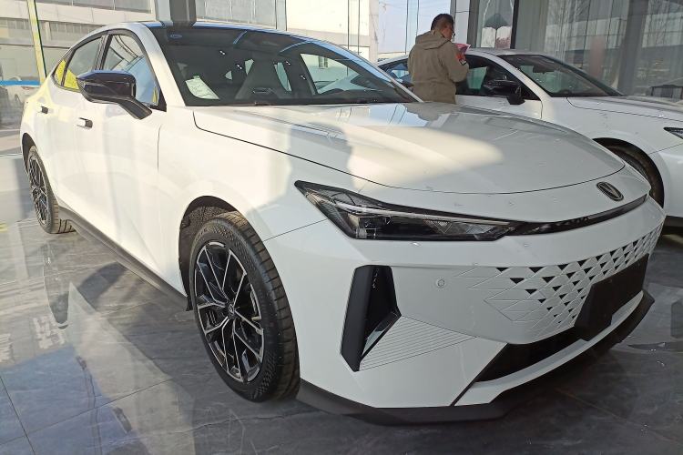 Used Changan UNI-V iDD 2024 Blue Whale Smart Electric iDD 136km Luxury Model
