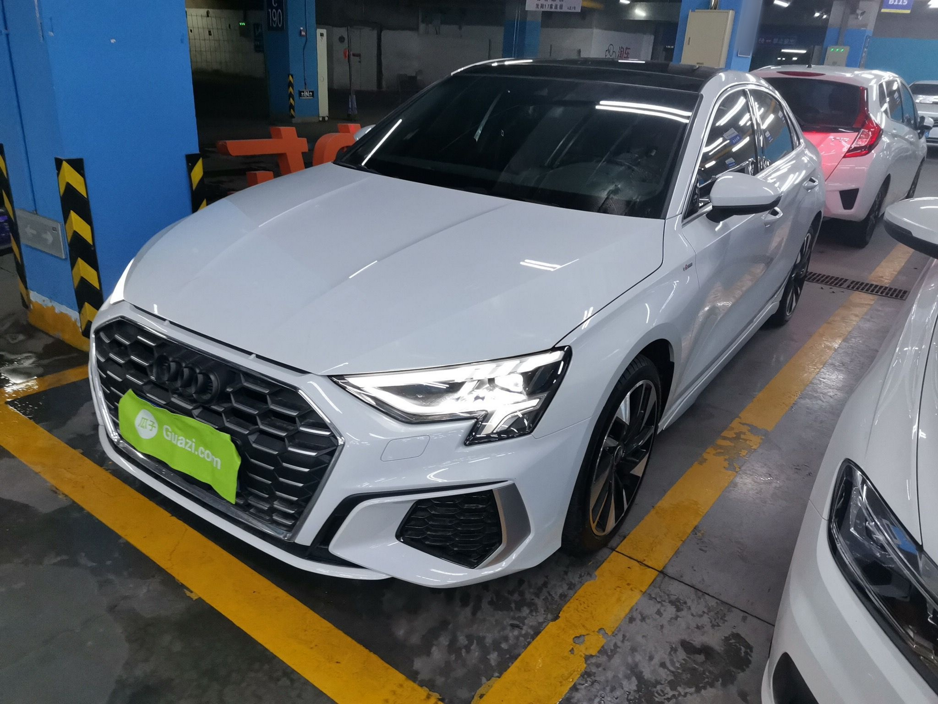 Под передней частью автомобиля