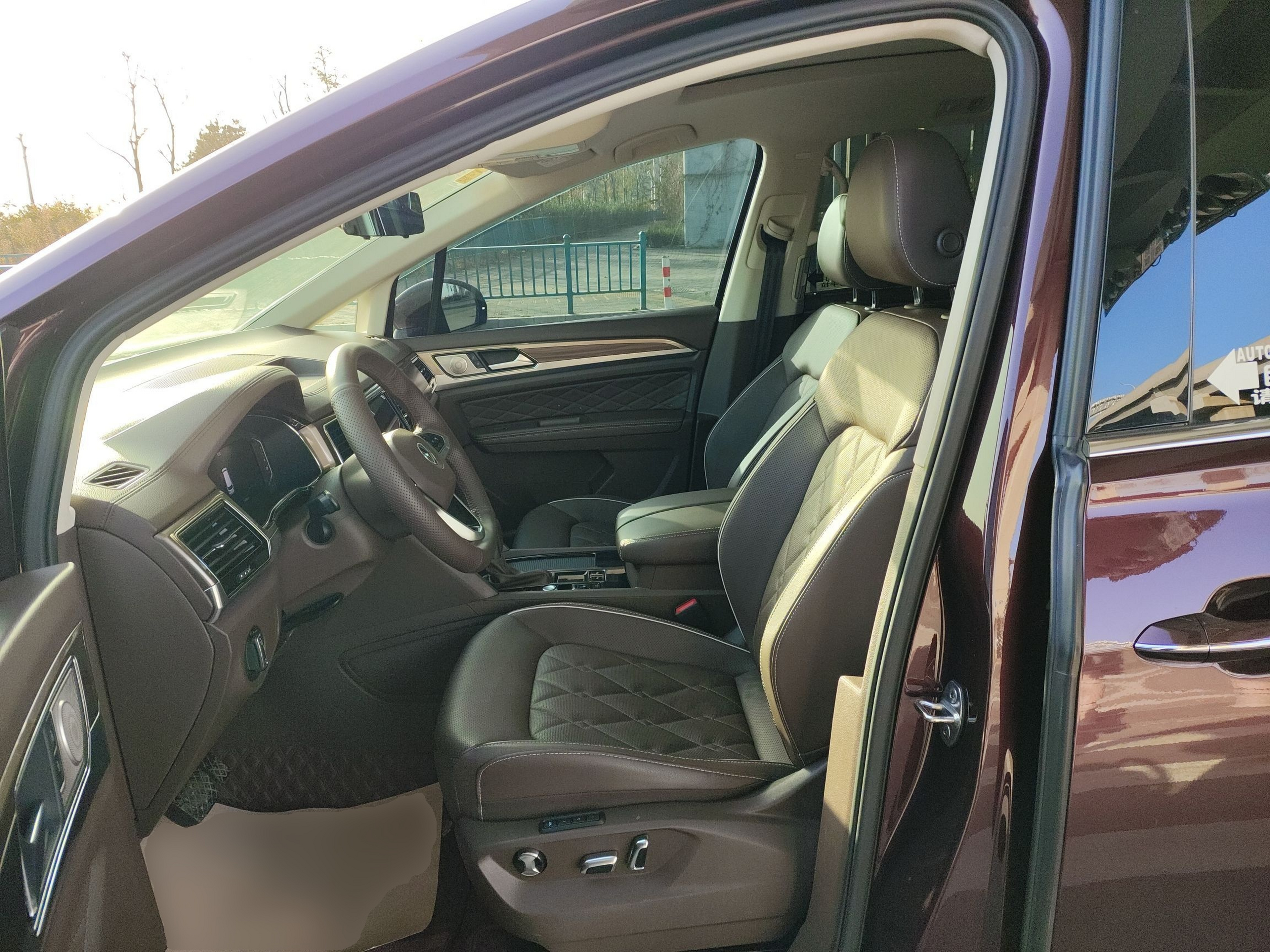 المقاعد الأمامية داخل السيارة