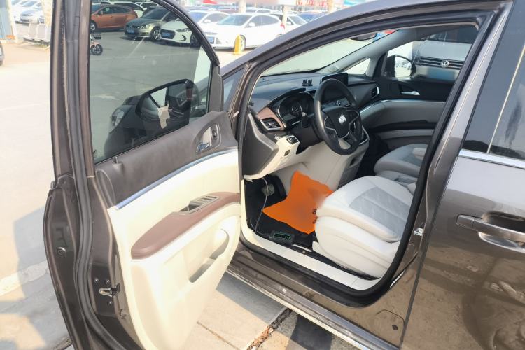 Used Buick GL8 2023 Land Executive Class Comfort Model
