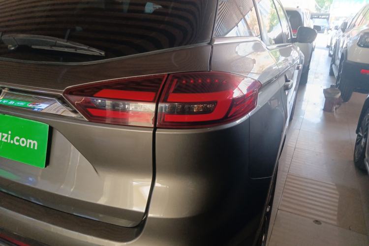 Used Geely Auto Emgrand X7 Sport 2018 1.8TD Automatic Two-Wheel Drive ZhiZun Model with 4G Connectivity
