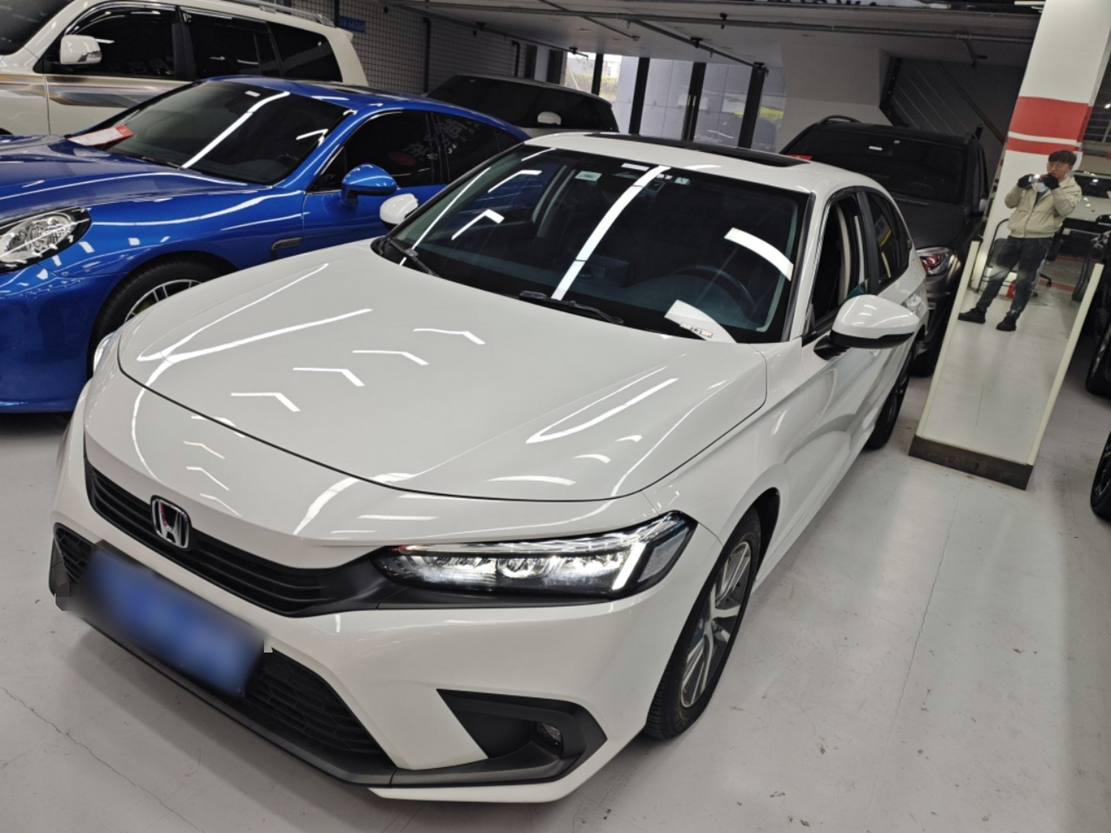 تحت مقدمة السيارة