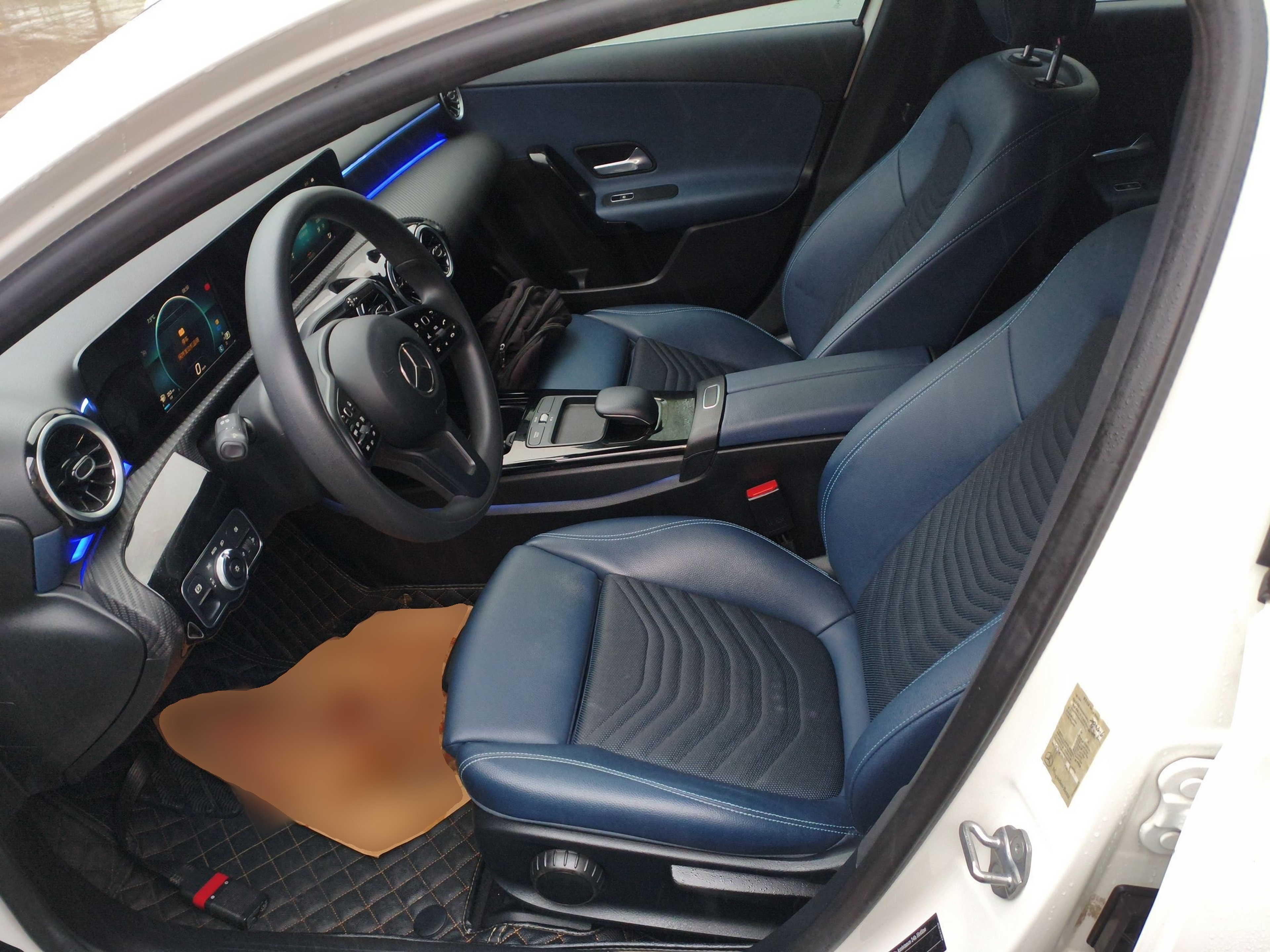 المقاعد الأمامية داخل السيارة