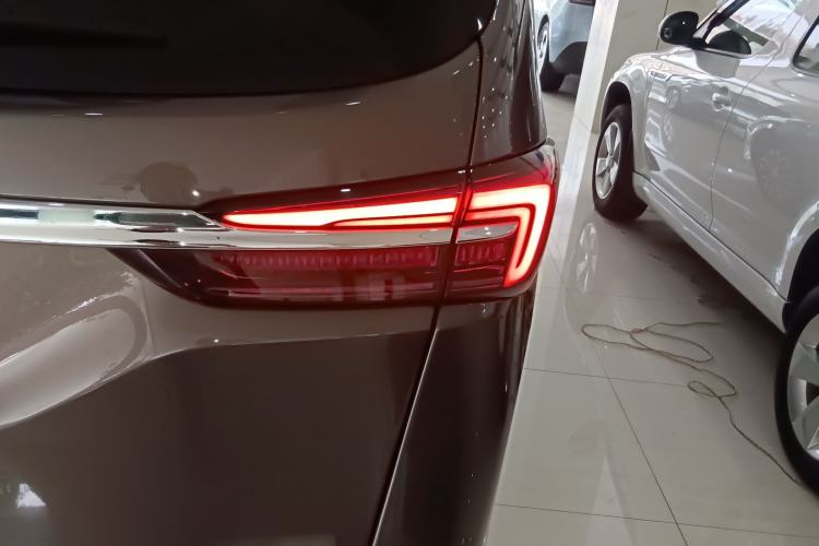 Used Buick GL8 2023 Facelifted Land Cruiser Executive Luxury Version
