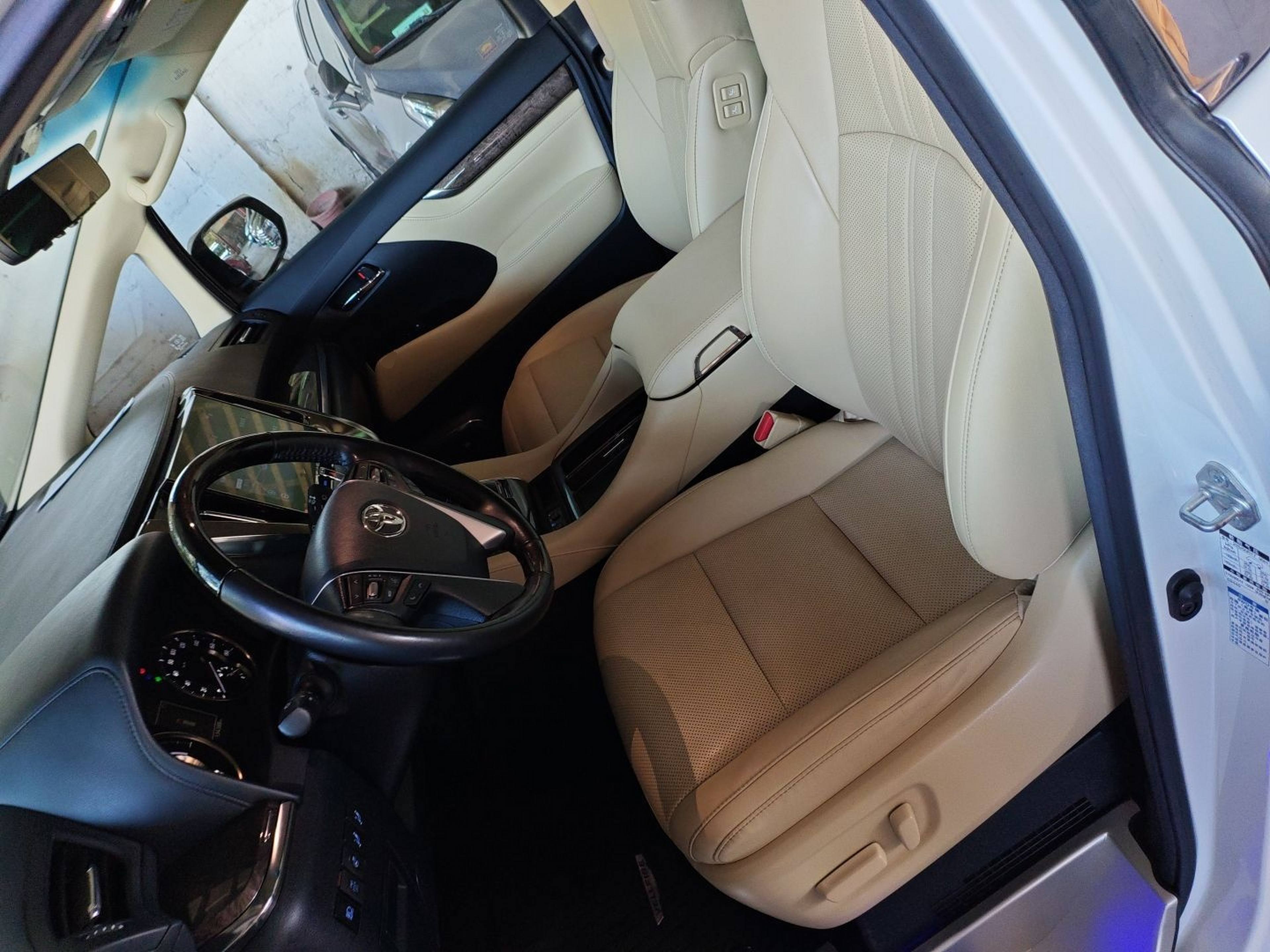 المقاعد الأمامية داخل السيارة