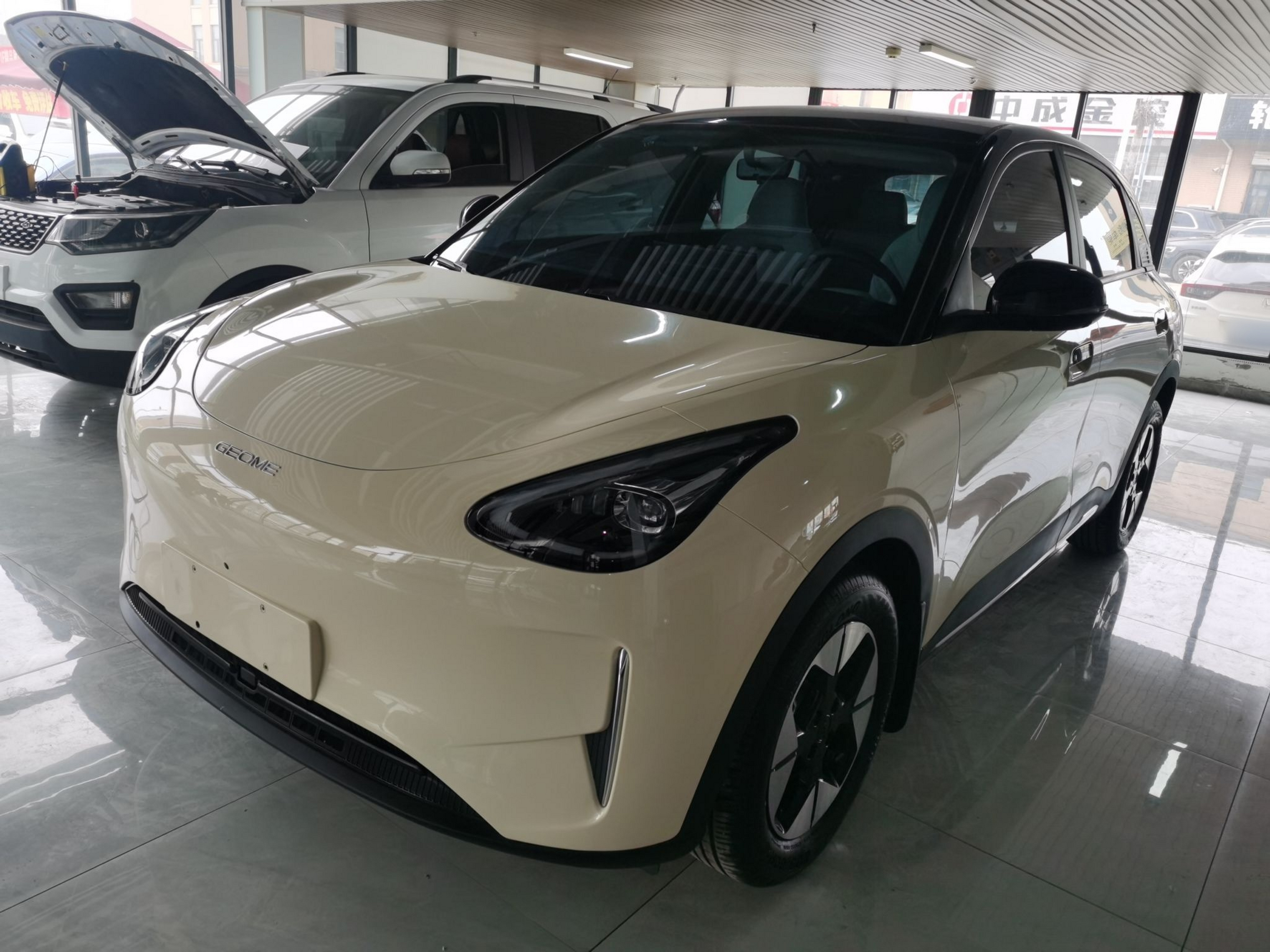 Под передней частью автомобиля