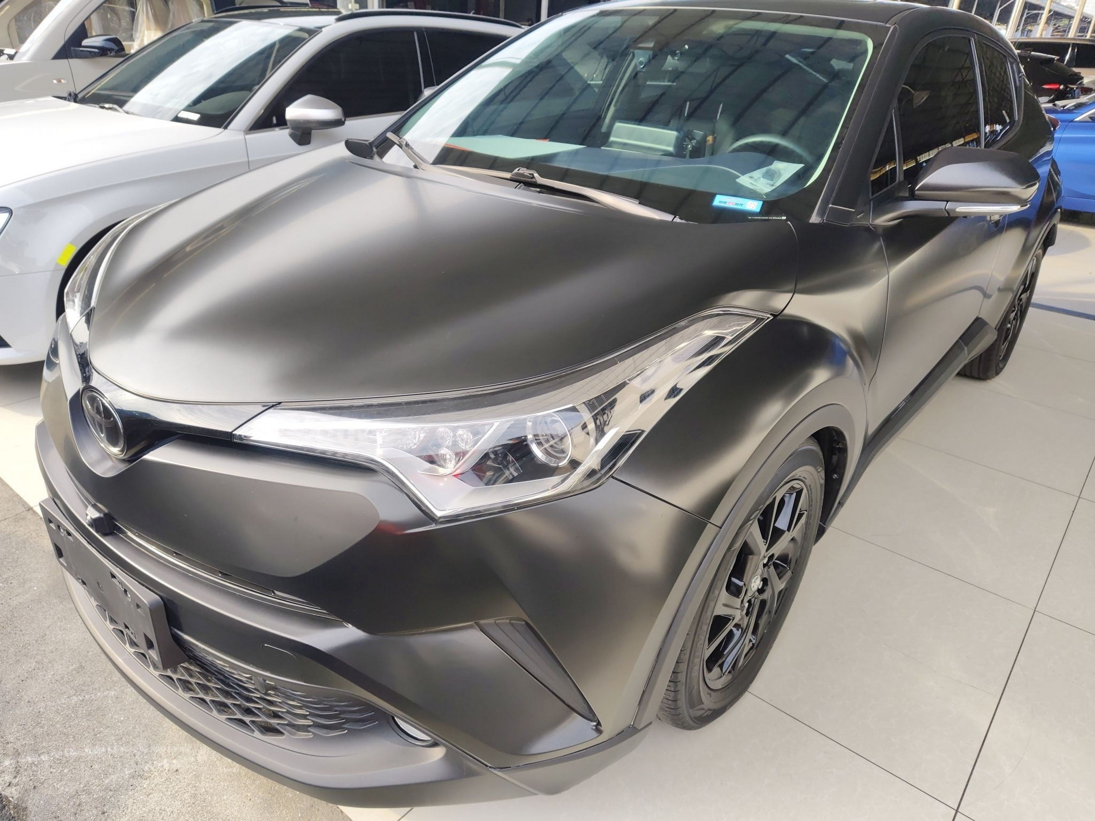 Под передней частью автомобиля