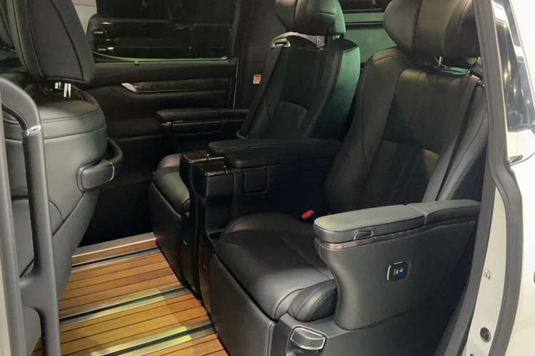 Used Toyota Vellfire 2021 Crown Dual-Engine 2.5L HV Prestige Edition
