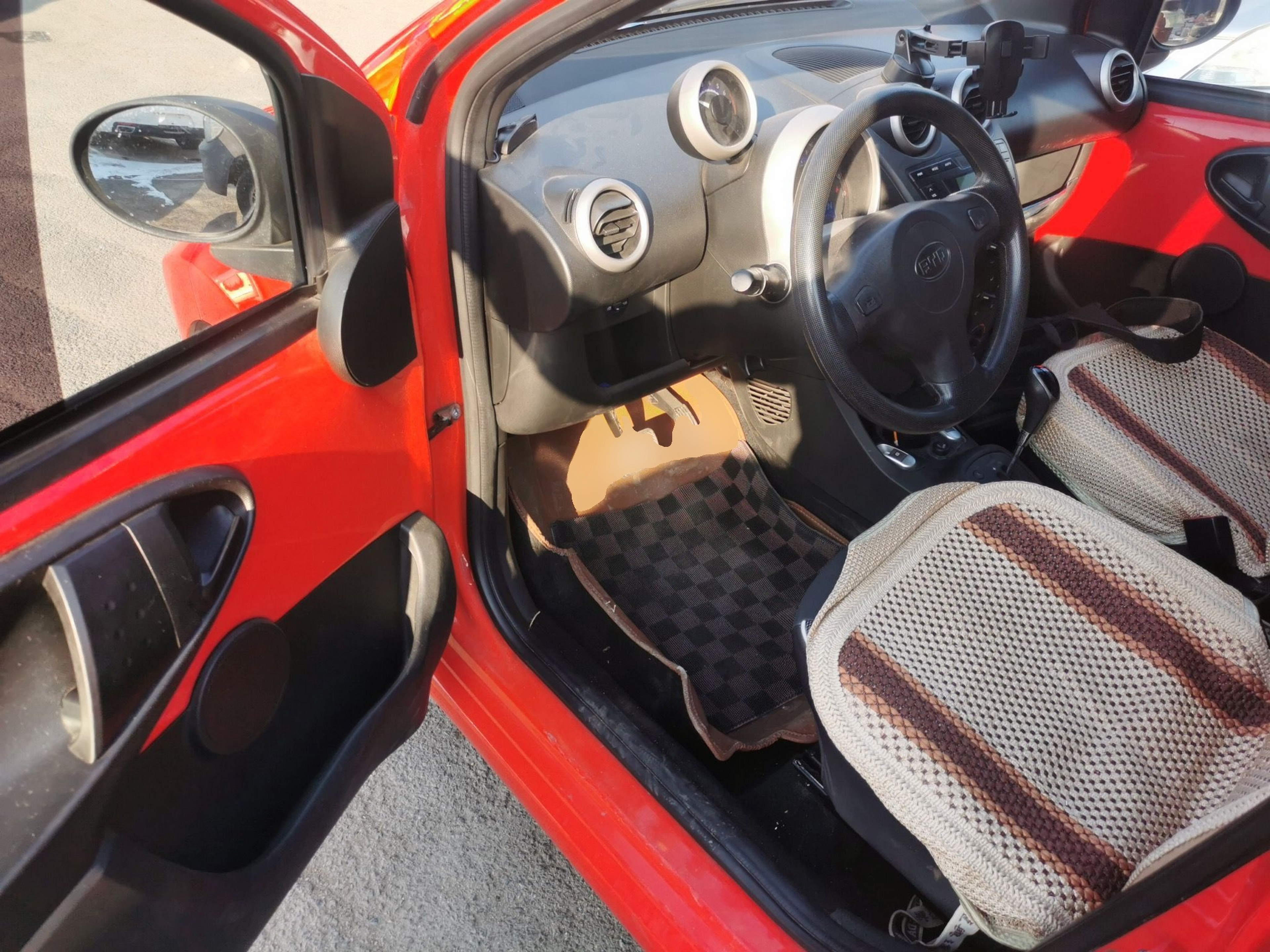 المقاعد الأمامية داخل السيارة