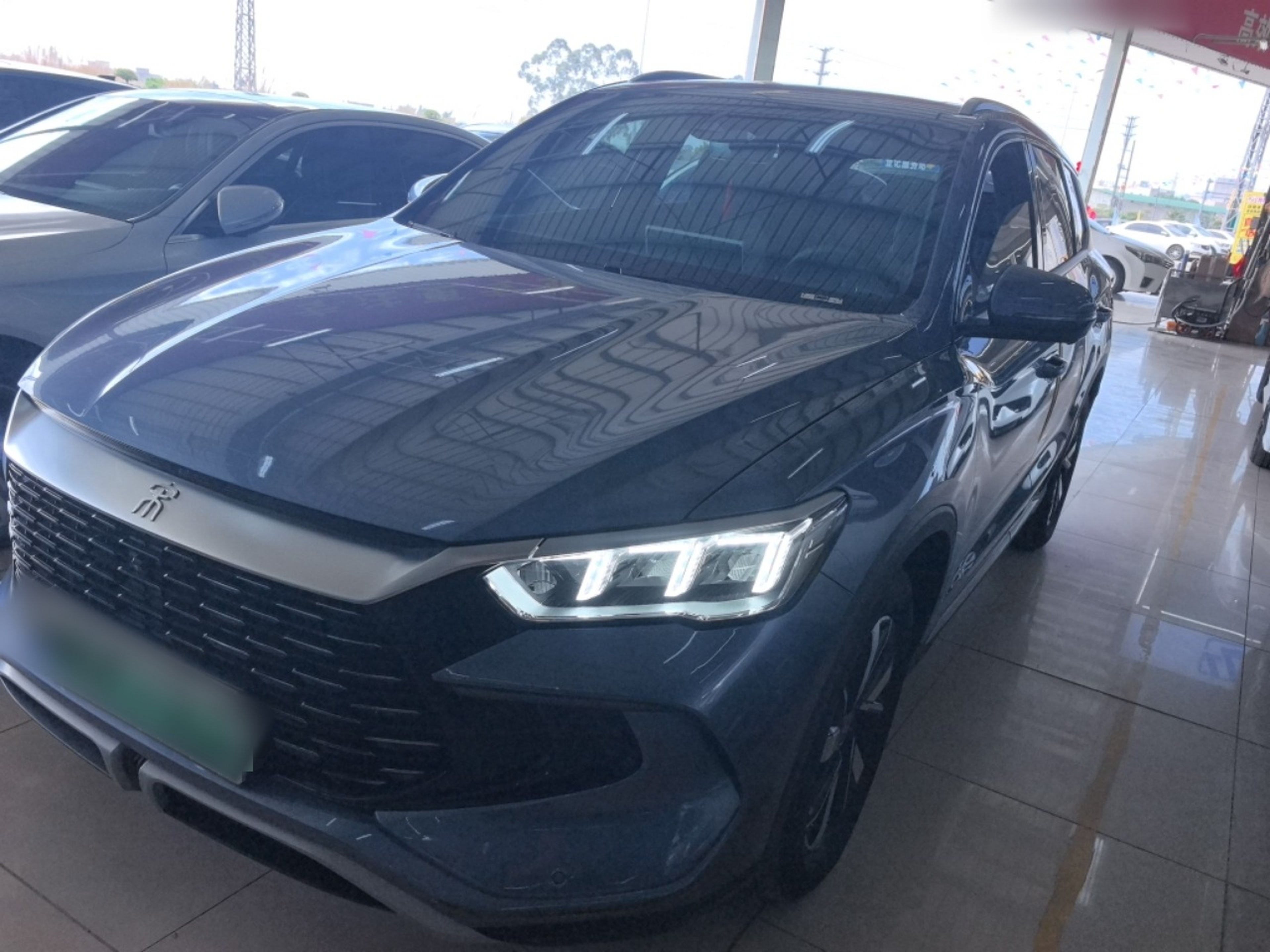 Под передней частью автомобиля