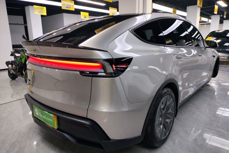 Used Tesla Model Y L 2025 Long-Range All-Wheel-Drive Version
