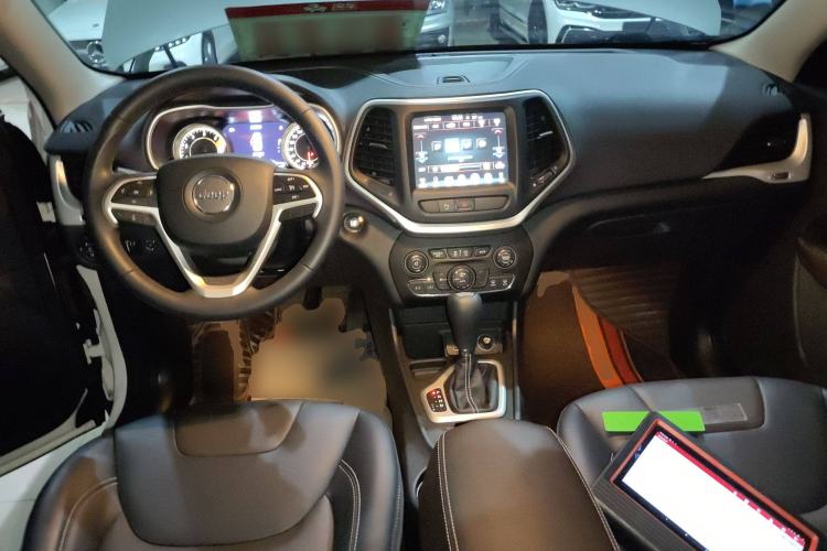 Used  Cherokee 2020 2.0L Two-Wheel Drive Classic Sports Edition
