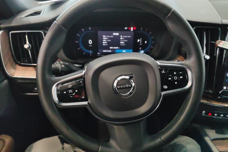 Used Volvo XC60 2023 B5 4x4 Smart Luxury Edition
