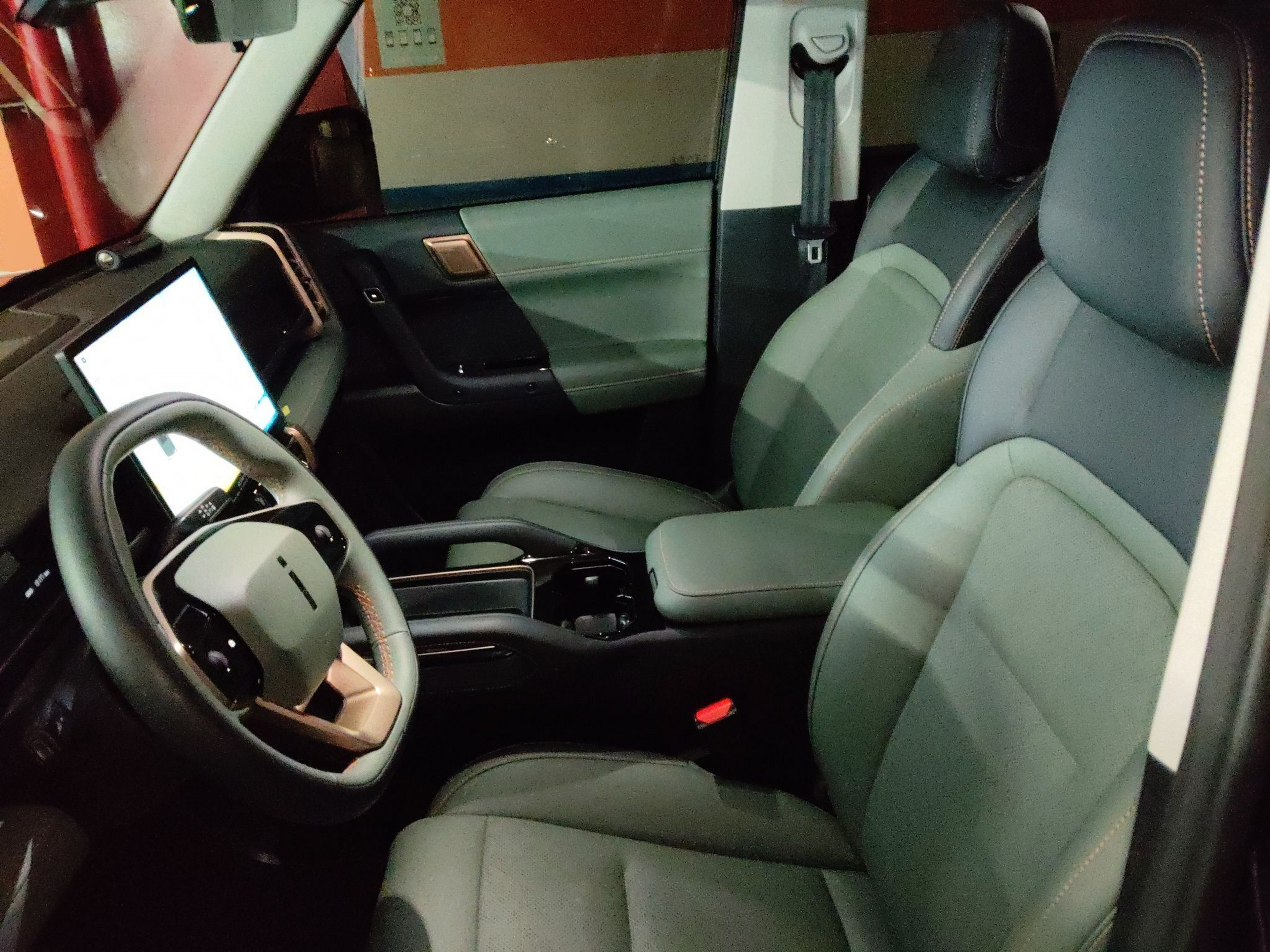 Переднее сиденье в автомобиле