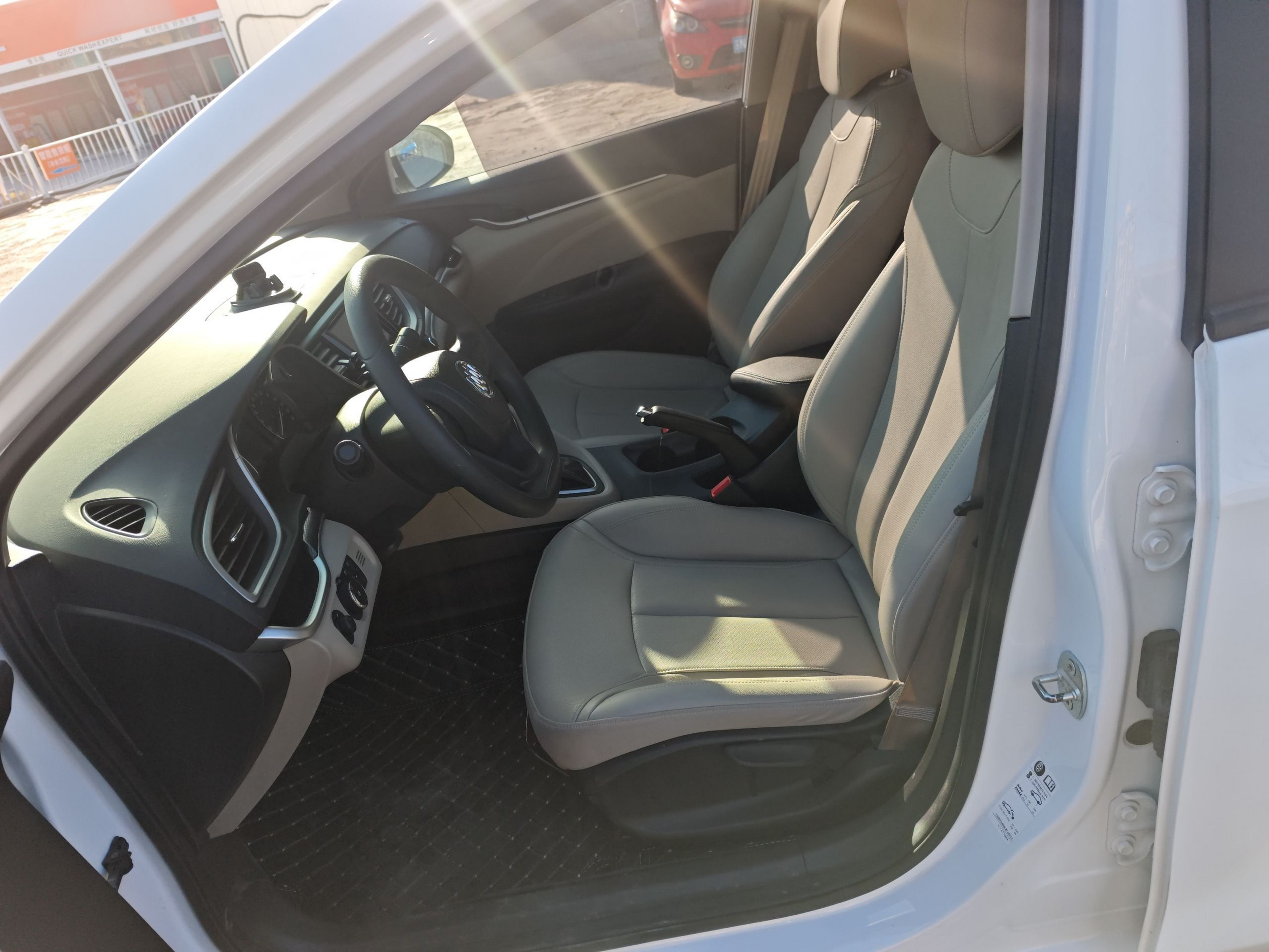 Переднее сиденье в автомобиле