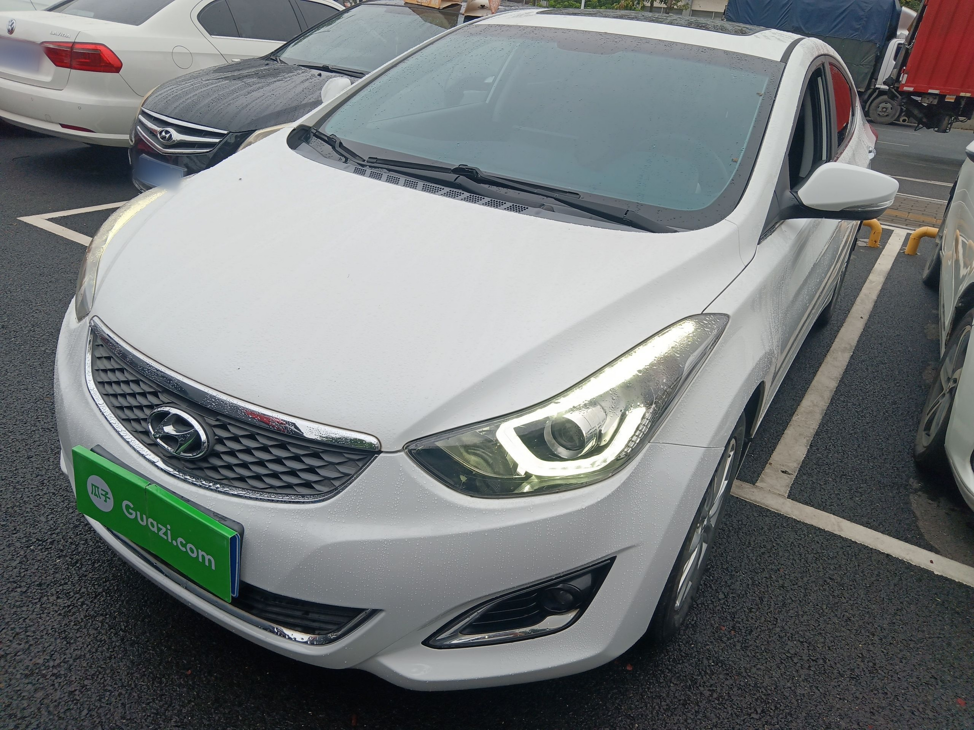 تحت مقدمة السيارة