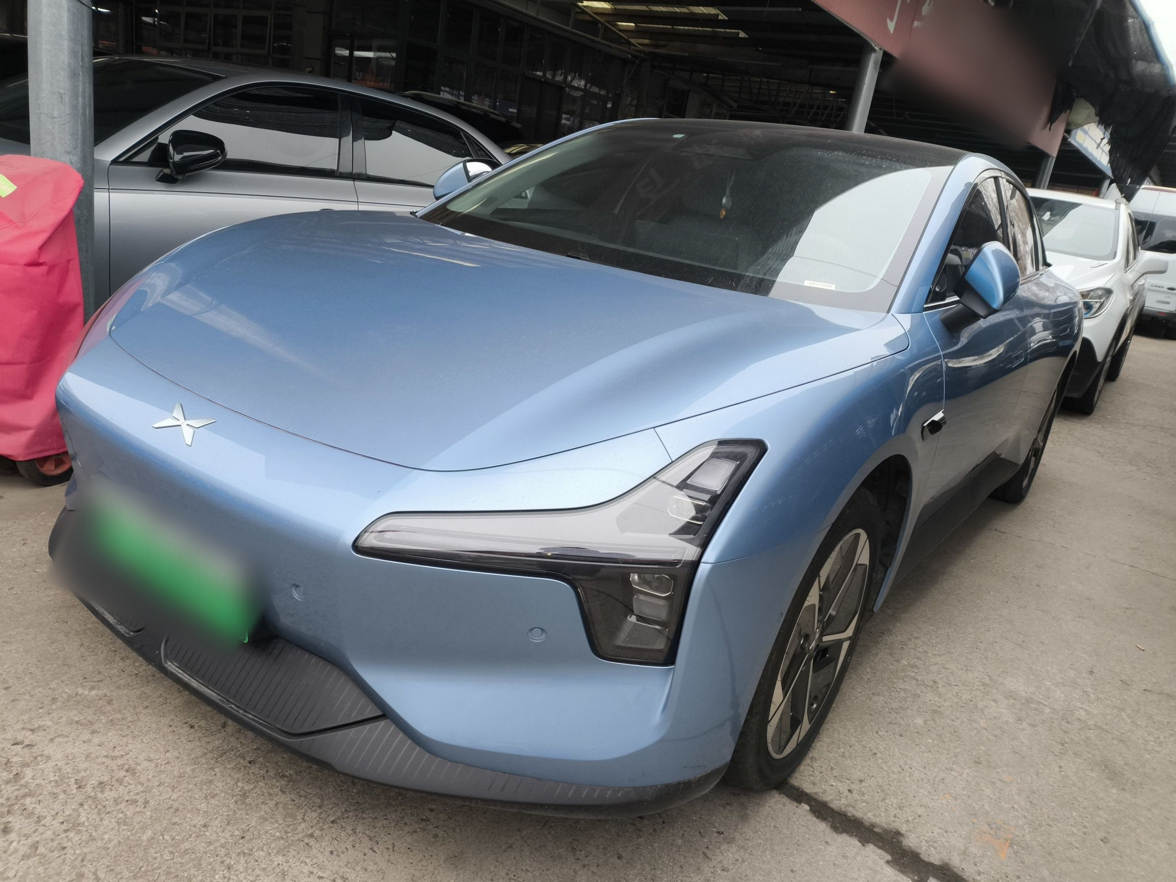 تحت مقدمة السيارة